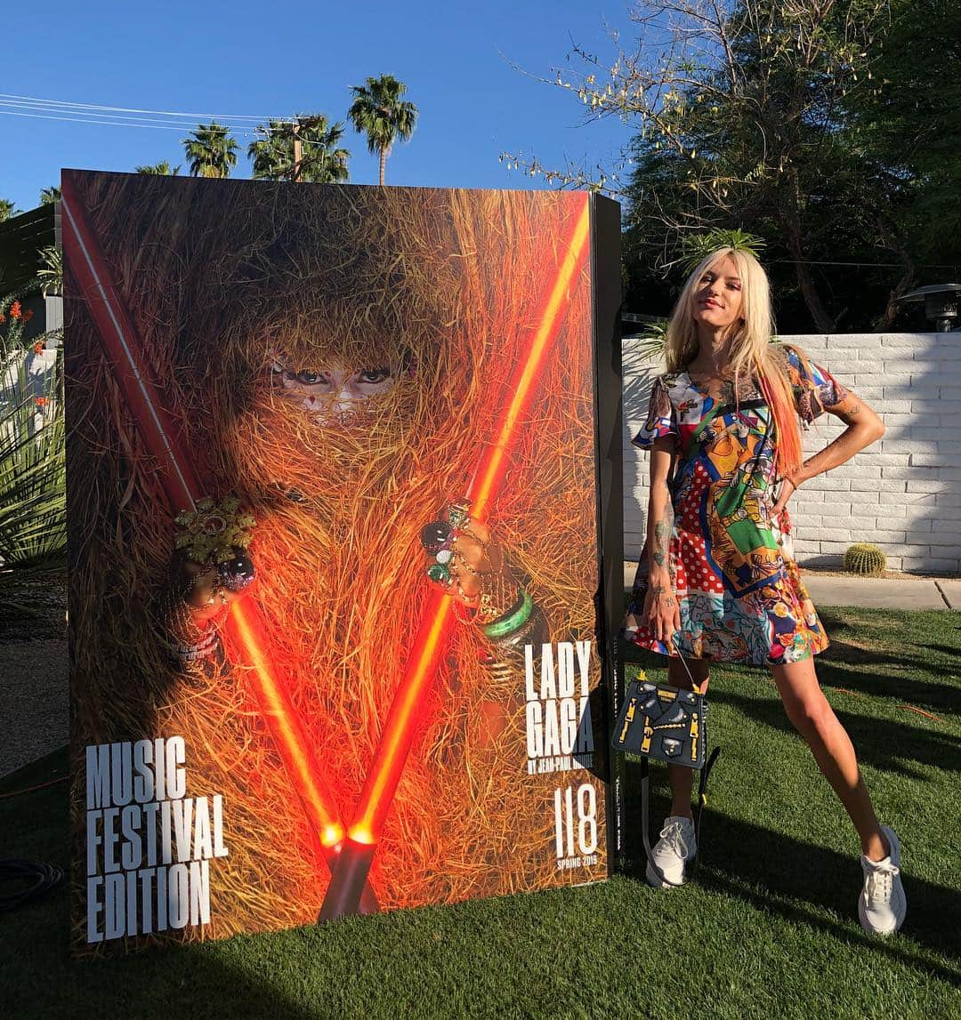 V Magazineさんのインスタグラム写真 - (V MagazineInstagram)「#V118 Music Festival Edition has landed at #Coachella! @chronicflowers standing tall with Lady Gaga by Jean-Paul Goude. The limited edition hard bound issue, commemorating #LadyGaga’s 25th V cover, will be available tomorrow Monday 4/15 at 9AM EST at vmagazine.myshopify.com.」4月15日 5時25分 - vmagazine