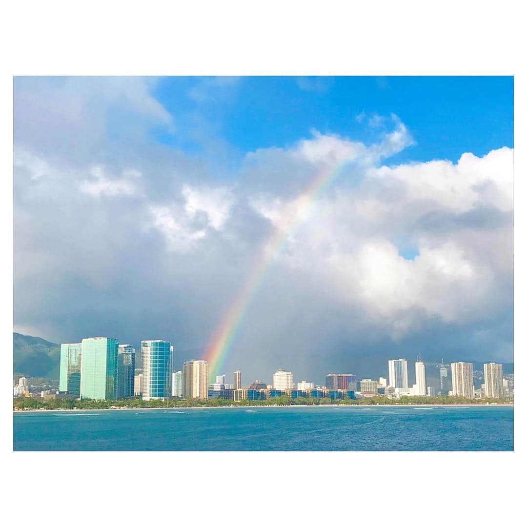 荒川れん子さんのインスタグラム写真 - (荒川れん子Instagram)「Rainbow from the ship🌈🚢 スター・オブ・ホノルル @starofhonolulu から見えた虹。ディナークルーズって王道だけど、王道だから何度行っても楽しい✨ . . #hawaii #oahu #rainbow #aloha #ilovehawaii #ship #luckywelivehawaii #cruise #hawaiilife #travel #trip #lifeisajourney #hawaiistagram #instahawaii #happy #ハワイ #ハワイ生活 #ハワイ暮らし #ハワイライフ #旅 #ハワイ好き #ハワイ旅行 #虹 #カコソラ #カコウミ #王道 #家族旅行 #🌈 #船 #ディナークルーズ」4月15日 5時27分 - renren_hawaii