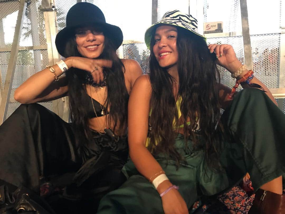 ステラ・ハジェンズのインスタグラム：「since there aren’t nearly enough coachella pics already, here’s more for good measure ✨ @vanessahudgens」