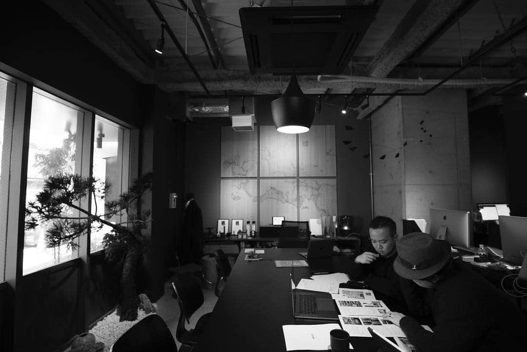 川上俊のインスタグラム：「Team of artless Inc. (2019 Apli) total: 17 members languages: English/ Japanese/ Chinese ー 4月に入り、少しメンバーの入れ替わりなどがあり、なんとなく新しいフェーズに入りそうな予感がしています。  日英バイリンガルなメンバーに中国人デザイナーも2名加わり、日英中とトリリンガルなチームになりました。アジアや中国のマーケットの成長と共に、artless のアジアや中国での興味深いプロジェクトも増えています。クライアント側のディレクタークラスはもう英語が話すのが当たり前の時代ですが、その下の現場やアシスタントレベルでは、まだ、中国語でのネイティブなコミュニケーションが必要となります。契約の話もお互いに第2言語だと結構危ういですし。  言語のキャパシティを拡げることで、日本のマーケットだけでなく、成長を続けるアジアや世界のマーケットで活躍出来るよう、他ではできないことするためのポテンシャルを上げ、artless のチーム体制少しづつグローバルな仕様にアップデートさせています。  http://www.artless.co.jp/alog/」