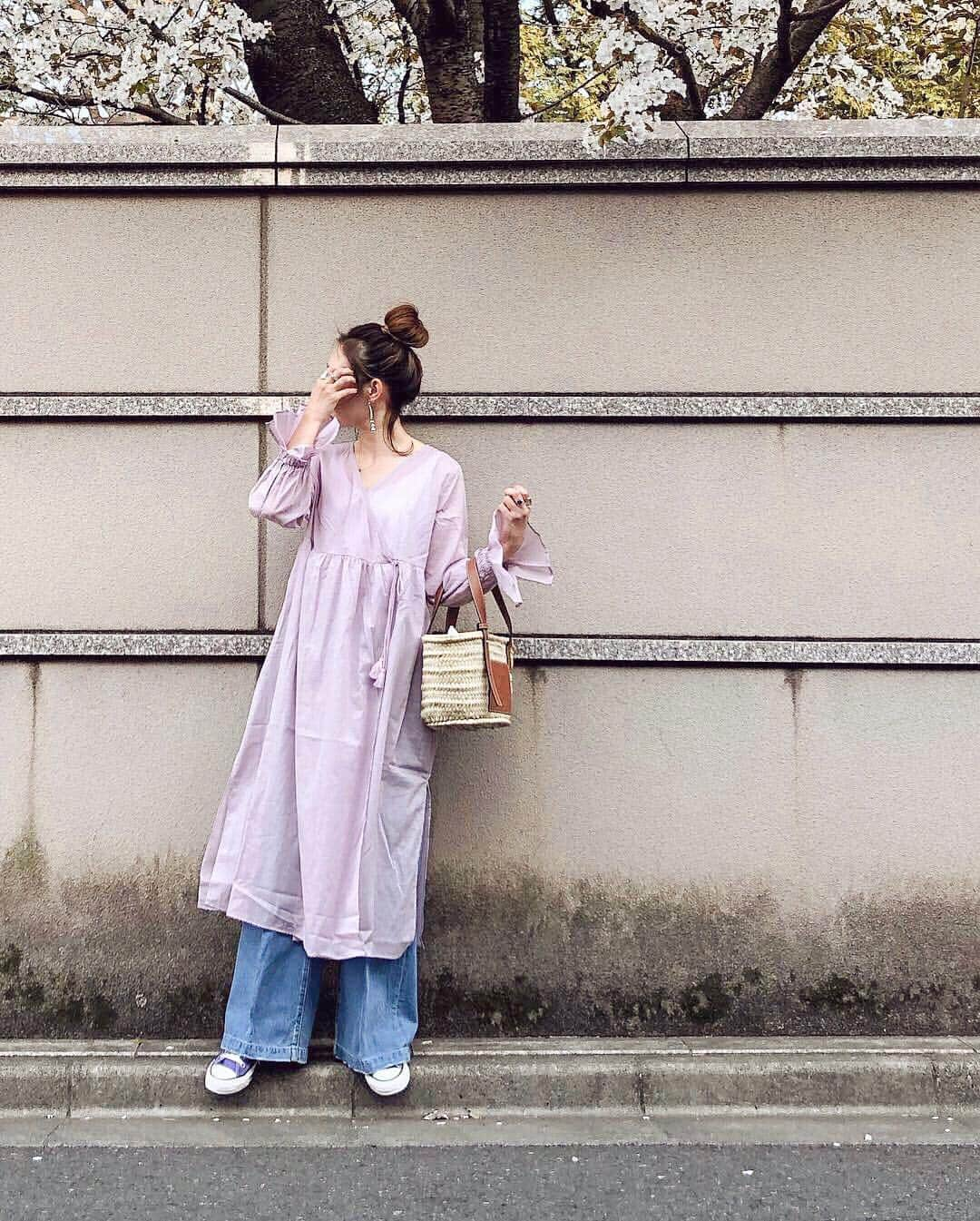 nanaさんのインスタグラム写真 - (nanaInstagram)「ㅤ ㅤ 2019.4.14 Sun #nanacoordinate 𓇼 ななコ 🐼ㅤ ㅤ ㅤ purple 𓇬 denim 𓃺𓇼 blogに詳しく書きます✎*。 ━━━━━☞blogへはtopからﾄﾍﾞﾏｽ𓅩𓂃 ㅤㅤ ㅤ ㅤ ﾜﾝﾋﾟにﾃﾞﾆﾑがｽｷ𓀠𓀠 ﾌﾜﾌﾜｶｼｭｸｰﾙのﾜﾝﾋﾟはﾊﾟｰﾌﾟﾙなので ｺﾝﾊﾞｰｽもﾊﾟｰﾌﾟﾙに𓇚𓇚 ㅤ ｲﾝﾅｰには#uniqlo の #ワイドリブブラタンクトップ が大活躍𓀤 ㅤ ㅤ ㅤ 今日は引きこもって仕事𓃻 今週はｵﾝもｵﾌもﾒﾁｬｸﾁｬ楽しかったﾅ❤︎ 来週もｿｰﾀﾞﾄｲｲﾅ𓆸*ﾟ ㅤ ｿﾛｿﾛごはんするｶﾅ𓂅  ㅤ  ㅤ ㅤ ㅤ ㅤ ㅤ ㅤ ㅤ #arminarm #ワンピース #loewe #converse #denim #onepiece #outfit #fashion #ootd #coordinate #大人カジュアル  #locari mery  #beaustagrammer  #シンプルコーデ #プチプラコーデ  #mineby3mootd #instafashion #fashionblogger #fashionista #데일리록 #코디 #옷스타그램 #멋스타그램 #穿搭 #오오티디  #패션스타그램일상」4月14日 20時32分 - nanapanda517