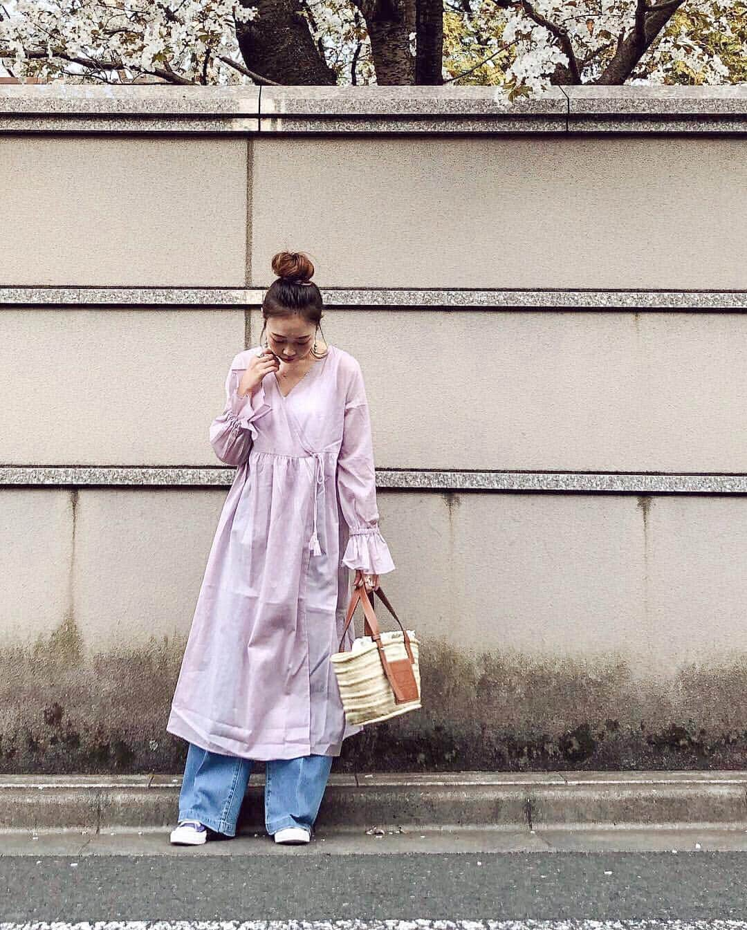 nanaさんのインスタグラム写真 - (nanaInstagram)「ㅤ ㅤ 2019.4.14 Sun #nanacoordinate 𓇼 ななコ 🐼ㅤ ㅤ ㅤ purple 𓇬 denim 𓃺𓇼 blogに詳しく書きます✎*。 ━━━━━☞blogへはtopからﾄﾍﾞﾏｽ𓅩𓂃 ㅤㅤ ㅤ ㅤ ﾜﾝﾋﾟにﾃﾞﾆﾑがｽｷ𓀠𓀠 ﾌﾜﾌﾜｶｼｭｸｰﾙのﾜﾝﾋﾟはﾊﾟｰﾌﾟﾙなので ｺﾝﾊﾞｰｽもﾊﾟｰﾌﾟﾙに𓇚𓇚 ㅤ ｲﾝﾅｰには#uniqlo の #ワイドリブブラタンクトップ が大活躍𓀤 ㅤ ㅤ ㅤ 今日は引きこもって仕事𓃻 今週はｵﾝもｵﾌもﾒﾁｬｸﾁｬ楽しかったﾅ❤︎ 来週もｿｰﾀﾞﾄｲｲﾅ𓆸*ﾟ ㅤ ｿﾛｿﾛごはんするｶﾅ𓂅  ㅤ  ㅤ ㅤ ㅤ ㅤ ㅤ ㅤ ㅤ #arminarm #ワンピース #loewe #converse #denim #onepiece #outfit #fashion #ootd #coordinate #大人カジュアル  #locari mery  #beaustagrammer  #シンプルコーデ #プチプラコーデ  #mineby3mootd #instafashion #fashionblogger #fashionista #데일리록 #코디 #옷스타그램 #멋스타그램 #穿搭 #오오티디  #패션스타그램일상」4月14日 20時32分 - nanapanda517