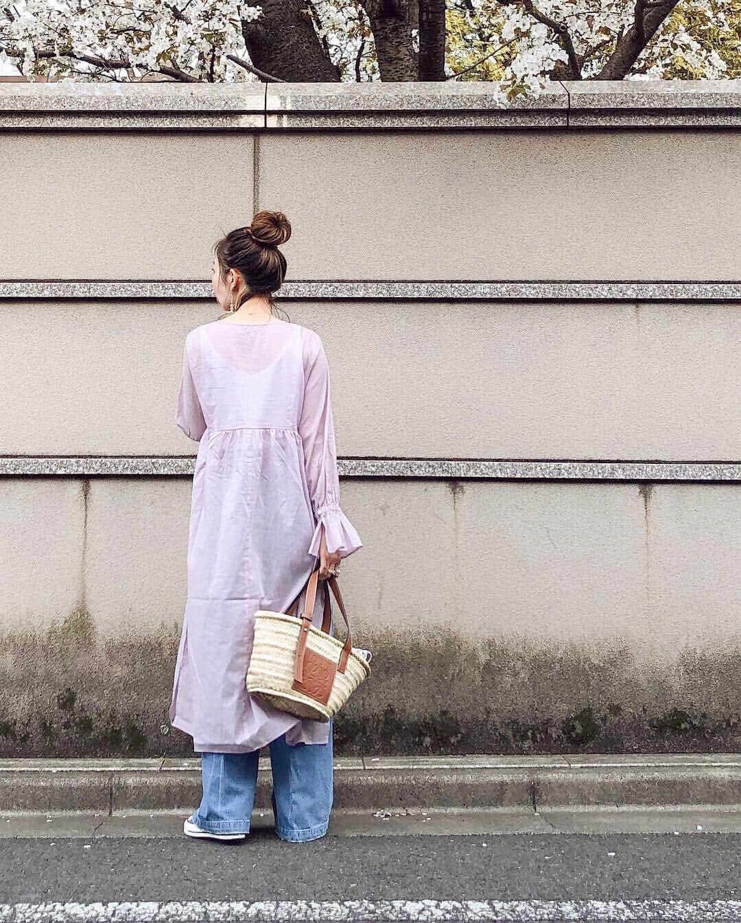 nanaさんのインスタグラム写真 - (nanaInstagram)「ㅤ ㅤ 2019.4.14 Sun #nanacoordinate 𓇼 ななコ 🐼ㅤ ㅤ ㅤ purple 𓇬 denim 𓃺𓇼 blogに詳しく書きます✎*。 ━━━━━☞blogへはtopからﾄﾍﾞﾏｽ𓅩𓂃 ㅤㅤ ㅤ ㅤ ﾜﾝﾋﾟにﾃﾞﾆﾑがｽｷ𓀠𓀠 ﾌﾜﾌﾜｶｼｭｸｰﾙのﾜﾝﾋﾟはﾊﾟｰﾌﾟﾙなので ｺﾝﾊﾞｰｽもﾊﾟｰﾌﾟﾙに𓇚𓇚 ㅤ ｲﾝﾅｰには#uniqlo の #ワイドリブブラタンクトップ が大活躍𓀤 ㅤ ㅤ ㅤ 今日は引きこもって仕事𓃻 今週はｵﾝもｵﾌもﾒﾁｬｸﾁｬ楽しかったﾅ❤︎ 来週もｿｰﾀﾞﾄｲｲﾅ𓆸*ﾟ ㅤ ｿﾛｿﾛごはんするｶﾅ𓂅  ㅤ  ㅤ ㅤ ㅤ ㅤ ㅤ ㅤ ㅤ #arminarm #ワンピース #loewe #converse #denim #onepiece #outfit #fashion #ootd #coordinate #大人カジュアル  #locari mery  #beaustagrammer  #シンプルコーデ #プチプラコーデ  #mineby3mootd #instafashion #fashionblogger #fashionista #데일리록 #코디 #옷스타그램 #멋스타그램 #穿搭 #오오티디  #패션스타그램일상」4月14日 20時32分 - nanapanda517