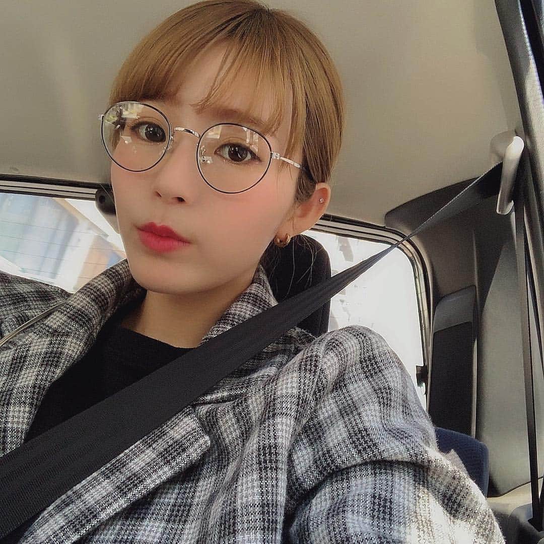 のインスタグラム：「_ 🚗🚗🚗 すっかり流行りにのってしまって 楽しみな予定も全てパーなう😭 ひたすらお家にこもってます。 みんなも気をつけて、、 なんか最近身体弱くないですか、、😭 #はやくスタバのなんかイチゴの #はやくタピオカちゃん #はやく美味しすぎるお肉う」