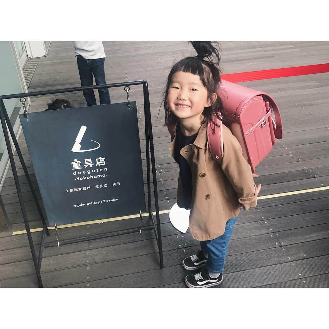 mikaさんのインスタグラム写真 - (mikaInstagram)「レンガ、ピスタチオ、ピーチの3色に絞って見に行ったはずなのに。。 結局 候補増やして帰って来たよ😂😂😂 . 選べないってさ😂 . 最後のラン活。 最後の童具店。 寂しいなー😭💓 順番に👉#ピーチ#ピーチ#ピスタチオグリーン#マロン#レンガ#ポピーレッド#カーキ#ブルーベリー ラン活中の方の参考になりますように☺️🤝 #土屋鞄ランドセル#土屋鞄」4月14日 20時34分 - _mogmon__