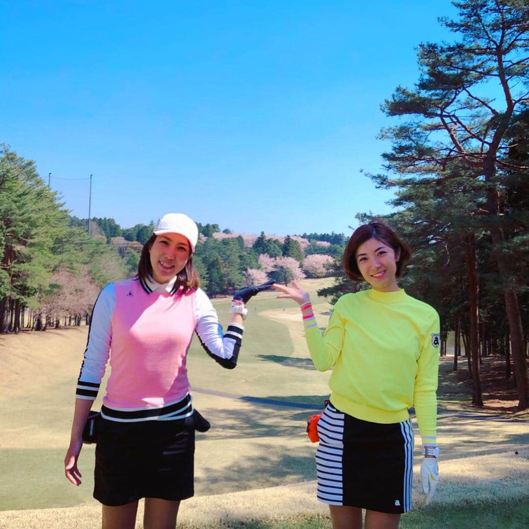 のインスタグラム：「まきてぃとペア戦のコンペ⛳️ 励まし合いながら、楽しく #お花見ラウンド 🌸 満開の時期も良いですが、桜吹雪を見ながらのラウンドも最高ですね😌💛 * 私のゴルフはなかなかヒドイ内容😇 シャンクが4回も出て、乗せるべきところで乗せられず… マネジメントじゃなくてそもそものスイングに問題がありそう。 練習ちゃんとしようと改めて思いました💦 * #グリーン周り難しい #エッジでワンクッションなど効かない #奥につけると触っただけで大オーバー #横につけるとマスターズばりに曲がる🤣  #まきてぃ1日ありがとう #沢山助けてくれたね #大好きよ💛 #instagolf #golstagram #ゴルフ #golf #골프 #ゴルフ女子 #女子ゴルフ #archivio #アルチビオ #アルチビオ10周年キャンペーン」