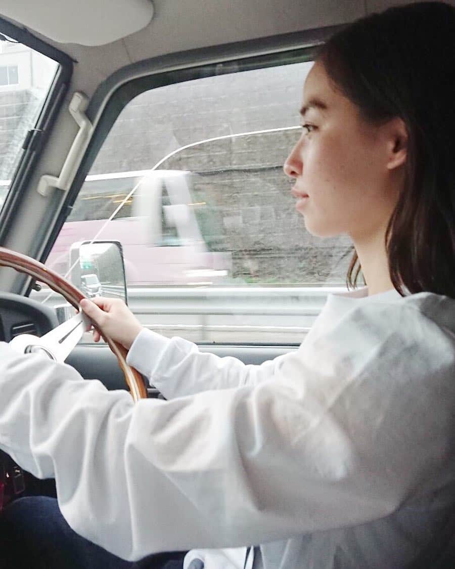 赤神幸依のインスタグラム：「. さいきんは、運転とかする。 スピードは遅い。首都高はむずかしい。 でも、海とかは気持ちいいから、また行く♡」