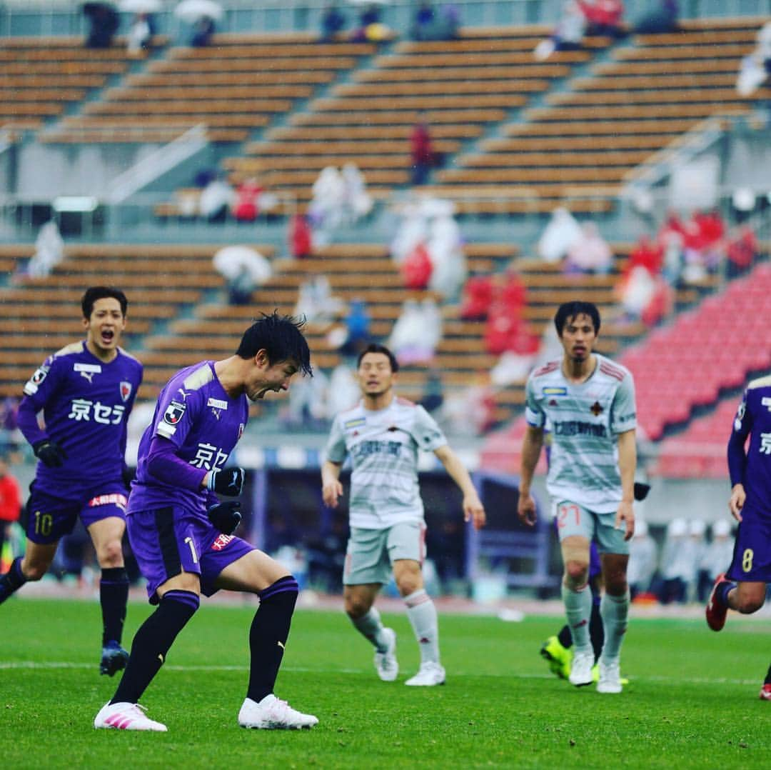 京都サンガF.C.さんのインスタグラム写真 - (京都サンガF.C.Instagram)「‪【第9節vs金沢】#今季初ゴール🥅が決勝点‼️#本日のヒーロー🦸‍♂️#仙頭啓矢 ⚽️💨💨💨‬ ‪#sanga‬ ‪#京都サンガ‬ ‪#TEAM京都‬ ‪#闘紫 ‬」4月14日 20時37分 - kyotosanga_official