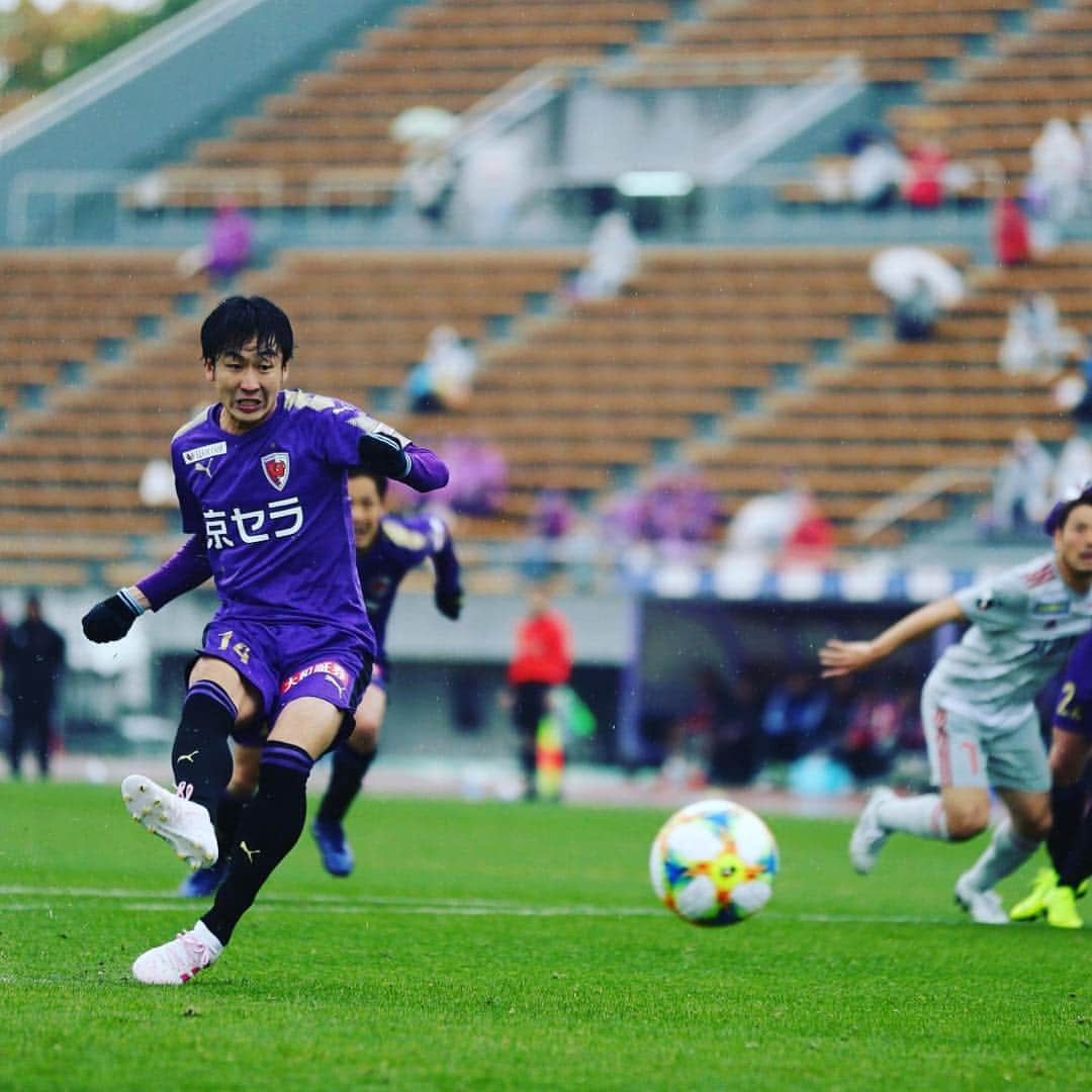 京都サンガF.C.さんのインスタグラム写真 - (京都サンガF.C.Instagram)「‪【第9節vs金沢】#今季初ゴール🥅が決勝点‼️#本日のヒーロー🦸‍♂️#仙頭啓矢 ⚽️💨💨💨‬ ‪#sanga‬ ‪#京都サンガ‬ ‪#TEAM京都‬ ‪#闘紫 ‬」4月14日 20時37分 - kyotosanga_official