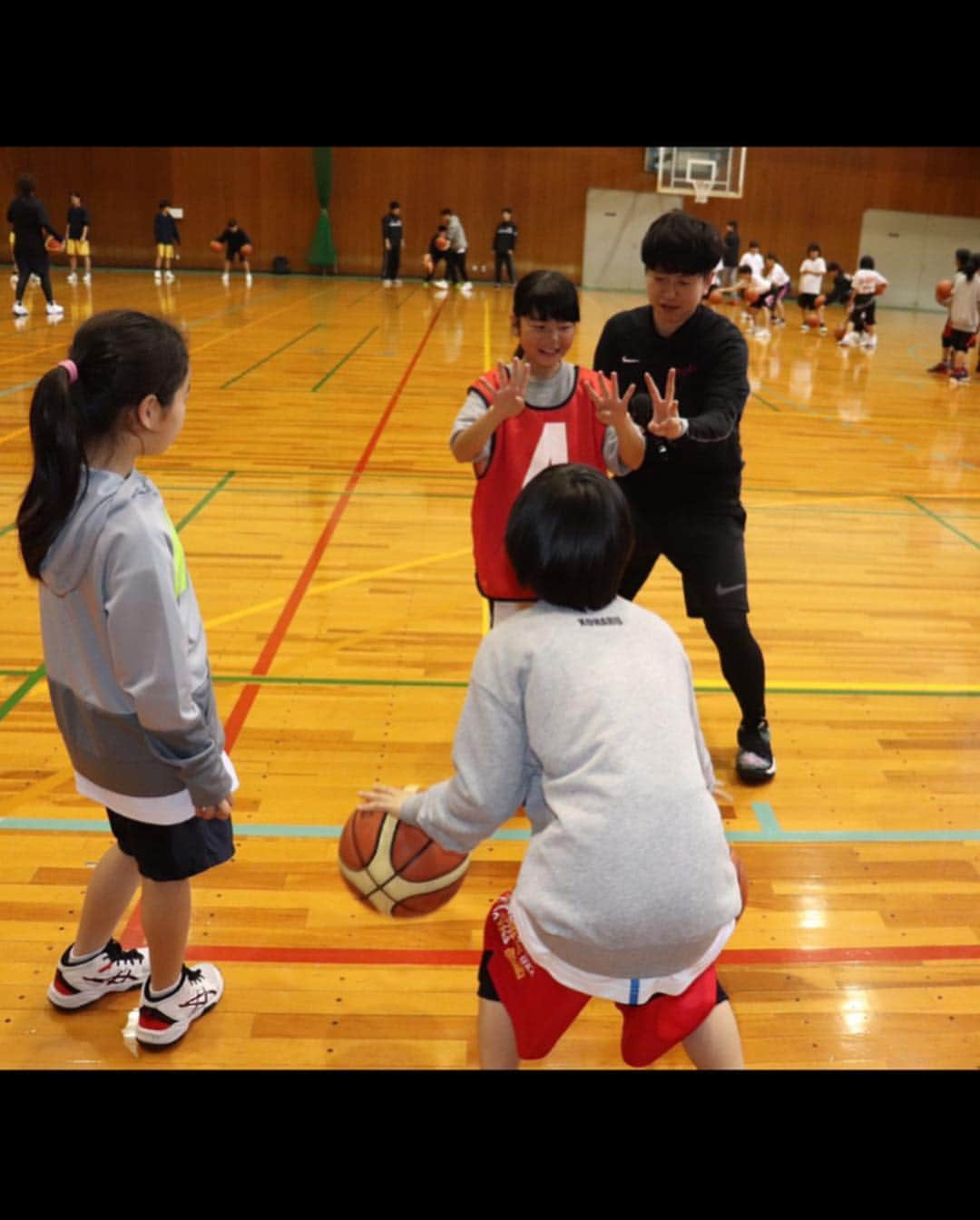 大神雄子さんのインスタグラム写真 - (大神雄子Instagram)「熊本地震復興マッチ🔥  午前中にはアズ @rinano1116 とクリニックをさせていただきました🏀  自分たちに何ができるのかは今もこれからもわからないけど、今やれることを一生懸命に、そして風化させず、みんなで元気にしていきたい、バスケットで笑顔になりたい、そういう時間をたくさんつくりたいと思っています‼︎ たくさんの想いを今日感じパワーをもらいました🔥  ありがとうございました😊‼︎ @volters_official  @toyota_antelopes  #窪田師匠 #ヴォルターズ男慎太郎🔥 #遠近法を使う本村くん😏 #古野くん山形ではみれず熊本で観戦🔥#約束果たしました笑 @sk7.leon  @futaku30  #がんばるばい熊本」4月14日 20時38分 - shin___01