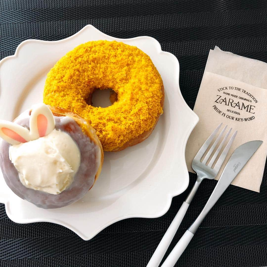 meguri.kさんのインスタグラム写真 - (meguri.kInstagram)「ZARAMEのドーナツ大好き🍩💓 ・ これ、イースター限定商品らしい…🥚🐰🐥 ・ @matsuzakayangy 松坂屋のイースターイベント【ごちパライースター！】 にてget♫ デパ地下はワクワクが止まらない🙈💓@gochipara_rest ・ ひよこをイメージしたイエローが鮮やかなドーナツ🍩 ・ 真っ白なうさぎのイースター限定ドーナツ🍩 クリームチーズとホイップで中にはラズベリージャムが💓甘酸っぱくて美味しかった🙈 ・ 春らしくて華やかな、かわいい手まり寿司も😍 〈東鮓本店〉イースター手まりすし 1日10セット限定なんだって✨特別感パナイ！！お菓子に使うトッピングがお寿司に乗ってるとか斬新すぎる✨👀 ・ 4/10〜21日期間限定だよ💓 ・ 他にもイースター限定商品沢山あってワクワクした🙈💓こう見えて実は可愛い物大好きなんです…🙈💓 ・ #松坂屋アンバサダー#松坂屋名古屋店#PR #ZARAME #ザラメ #ドーナツ #スイーツ #甘党 #おやつ #お家カフェ #東鮓 #手毬寿司 #寿司 #お寿司 #イースタ#限定 #限定商品 #暮らしを楽しむ #暮らし #くらし #日々のこと #シンプルライフ #ダイニング #おうち時間 #日々の暮らし #スマートライフ」4月14日 20時38分 - meguri.k