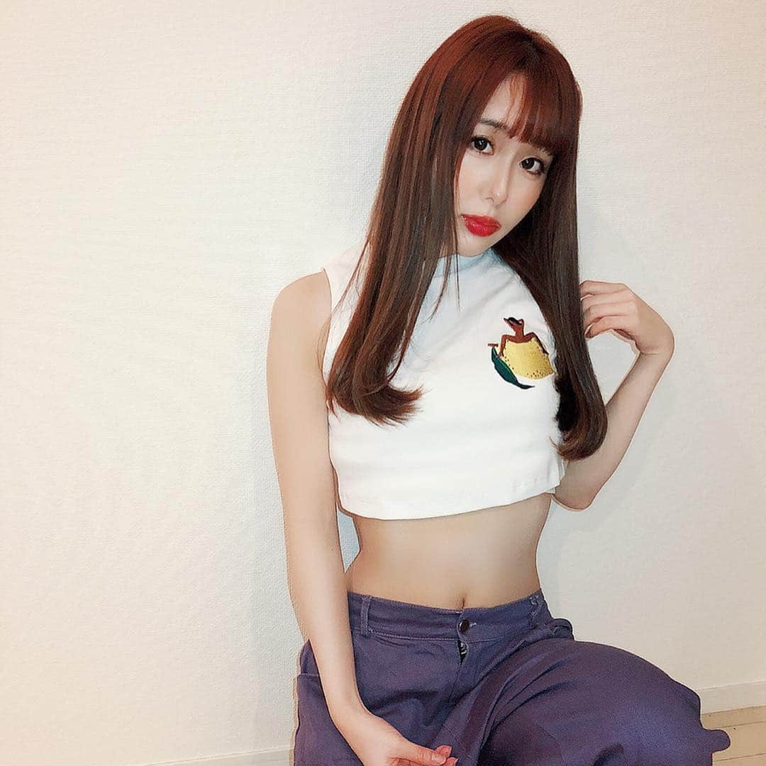 生田千秋さんのインスタグラム写真 - (生田千秋Instagram)「展示会で注文してた #carnebollente の﻿ トップス届きました❤️﻿ ﻿ ボトムスは @jetragsankakuweb の﻿ カラーハイウエストパンツ👖✨﻿ いろんなコーデに合わせやすいし﻿ ハイウエストだから脚長効果👏😍﻿ ﻿ アウターを着ればこの時期も着れちゃうね♬﻿ @jetrag_code﻿ 全品DM通販できますよ⭐️﻿ ﻿ #まえちー #dm通販可能#jetrag #jetrag_ootd #ジェットラグ #ファッション #コーデ」4月14日 20時43分 - maechi_0815