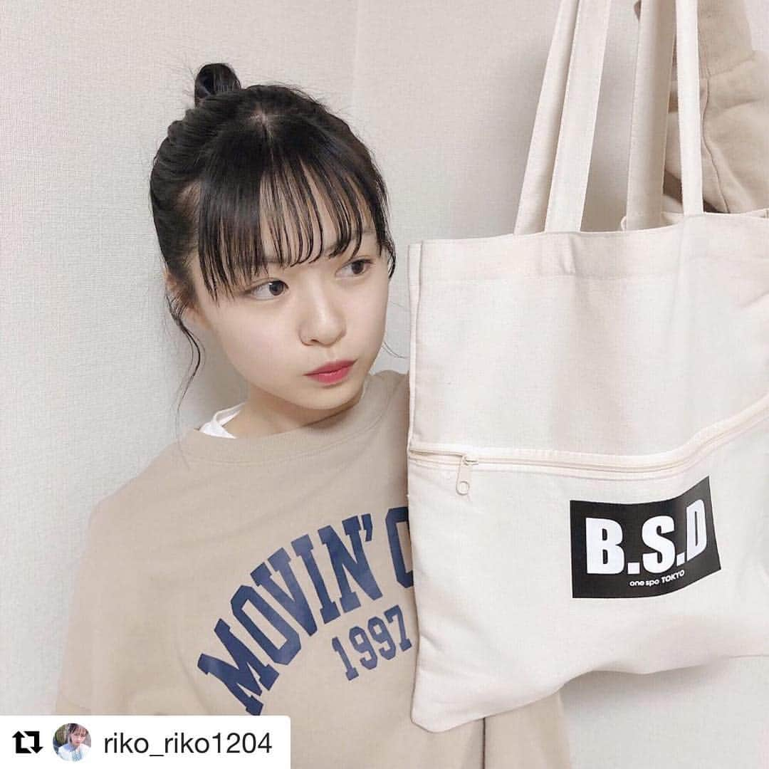 Popteenさんのインスタグラム写真 - (PopteenInstagram)「リコリコが毎日愛用してるのは今月号の付録バッグ❣️みんなでオソロにしよ〜😍✨ #Repost @riko_riko1204 with @get_repost ・・・ Popteen5月号付録 〜〜 one spo キャンバス地限定ロゴトートバッグ 大きさ便利すぎて荷物多い日とか最近ほぼ持って行ってる （莉子はこのバッグにメイクポーチとかコテとかいれて、あともう一つ小さいウエストバッグとか持ってそっちに携帯とかすぐ取り出したいものを入れる系女子  #Popteen #onespo」4月14日 20時43分 - popteen_official