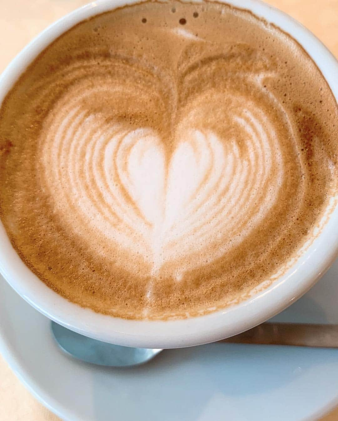 和泉佳子さんのインスタグラム写真 - (和泉佳子Instagram)「今日は主人とランチデート♥️ . 『ピザ食べに行かない？』・・・というわけで、青山のナプレへ🍕🥗 . 今日は、ナノユニバースのペンシルタイプのニットワンピースに、エストネーションで購入したカシミヤのロングカーデを肩掛け✨ . バッグは、超ヘビロテのヴァレンティノ💗 あまりに便利過ぎて、色違いで３つ持っています😉（笑） . ワントーンでまとめた、私のらくちんリアル休日スタイルです♥️ . 前菜として、ムール貝をつまみながら、スプマンテ🥂✨ . 休日にお昼間から飲む🥂って、どうしてあんなに美味しいんでしょう😊💕（笑） . なかなかダイエット出来ない食いしん坊な私です😅 . . #和泉佳子 #25ans #ヴァンサンカン #エレブロガー #日曜日 #週末コーディネート #ナプレ #ナノユニバース #エストネーション #ヴァレンティノ」4月14日 20時43分 - yoshiko_izumi