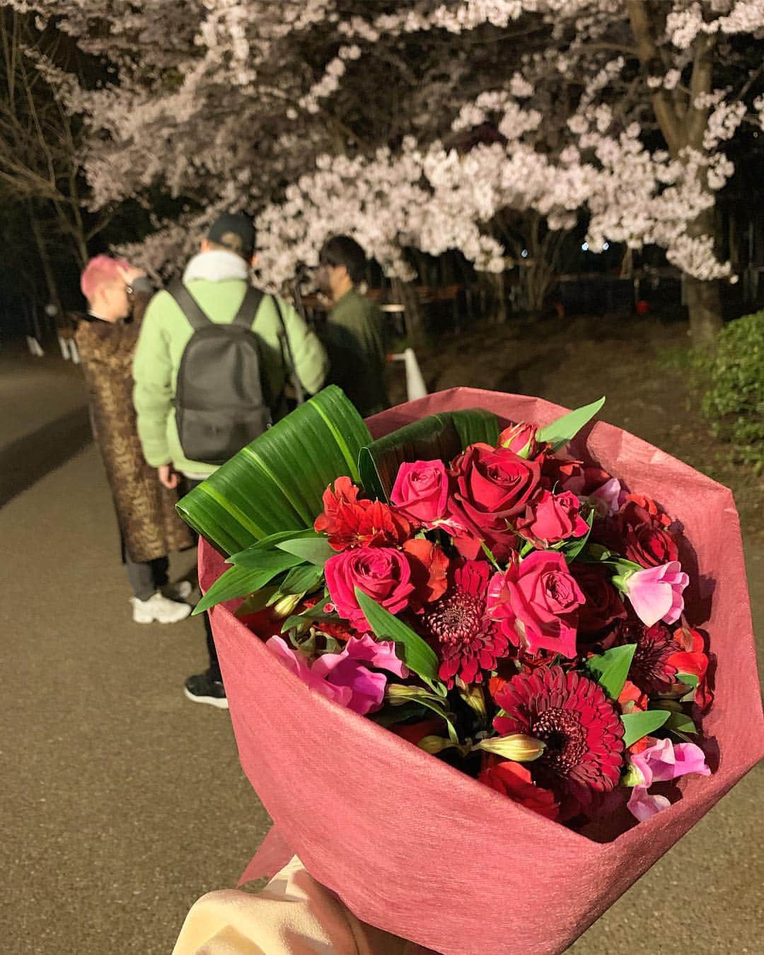 Marika Kajiwaraさんのインスタグラム写真 - (Marika KajiwaraInstagram)「MV撮影終わりに サプライズで結婚祝いされて 本気でびっくり嬉しかった😭💐 ＊ @young_schindler ありがとう♡♡ ＊ ＊ ＊ #MV #撮影 #サプライズ #結婚祝い #ありがとう #フリーモデル #like #instagood」4月14日 20時43分 - marika__kw