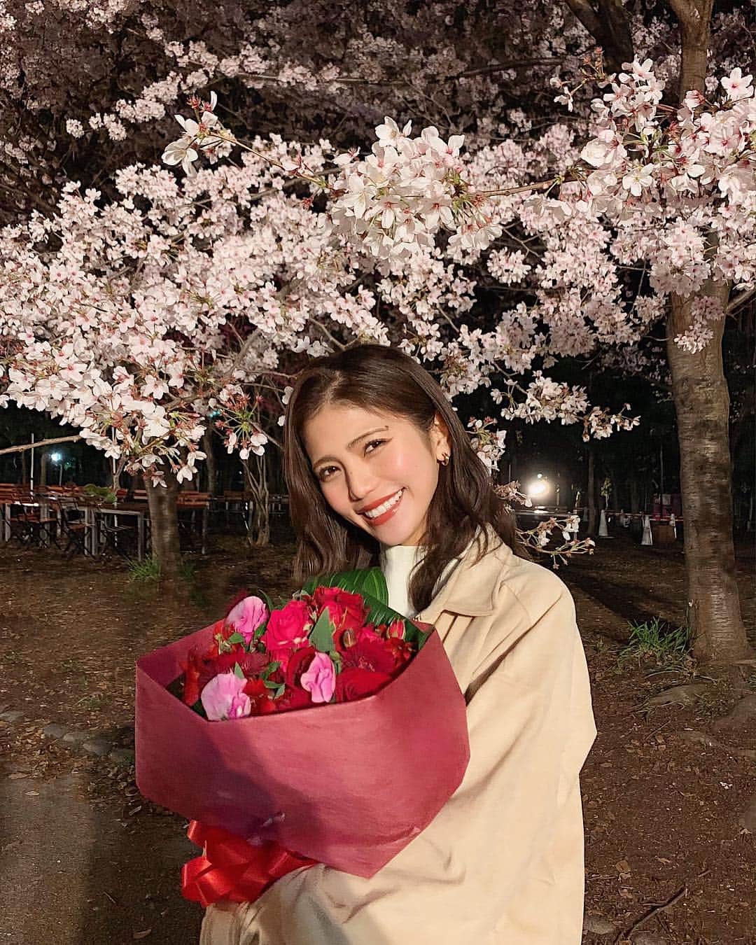 Marika Kajiwaraさんのインスタグラム写真 - (Marika KajiwaraInstagram)「MV撮影終わりに サプライズで結婚祝いされて 本気でびっくり嬉しかった😭💐 ＊ @young_schindler ありがとう♡♡ ＊ ＊ ＊ #MV #撮影 #サプライズ #結婚祝い #ありがとう #フリーモデル #like #instagood」4月14日 20時43分 - marika__kw