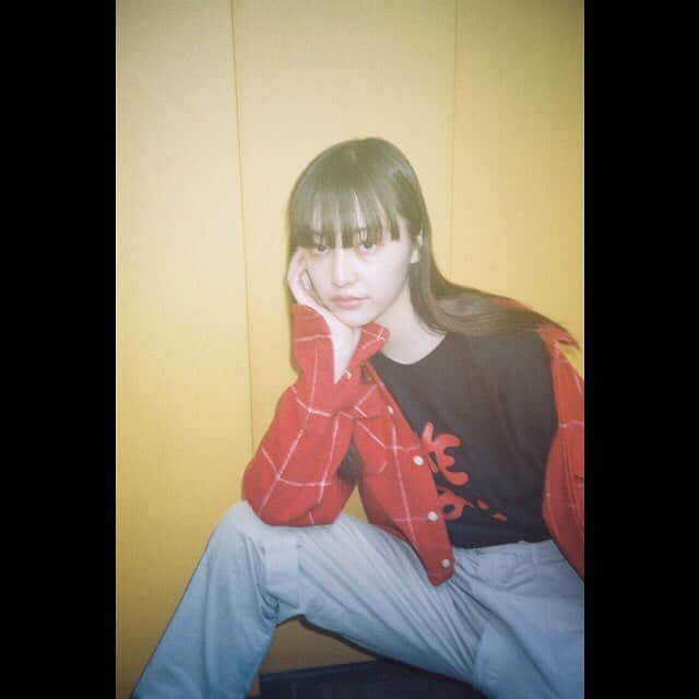 山田愛奈さんのインスタグラム写真 - (山田愛奈Instagram)「.  NEW ブランド #lovevibesfortune  私が着てるTシャツ(白・黒)は 夏ももちろんこの時期からでも 上着を羽織って丁度よく着れます」4月14日 20時44分 - aina_yama