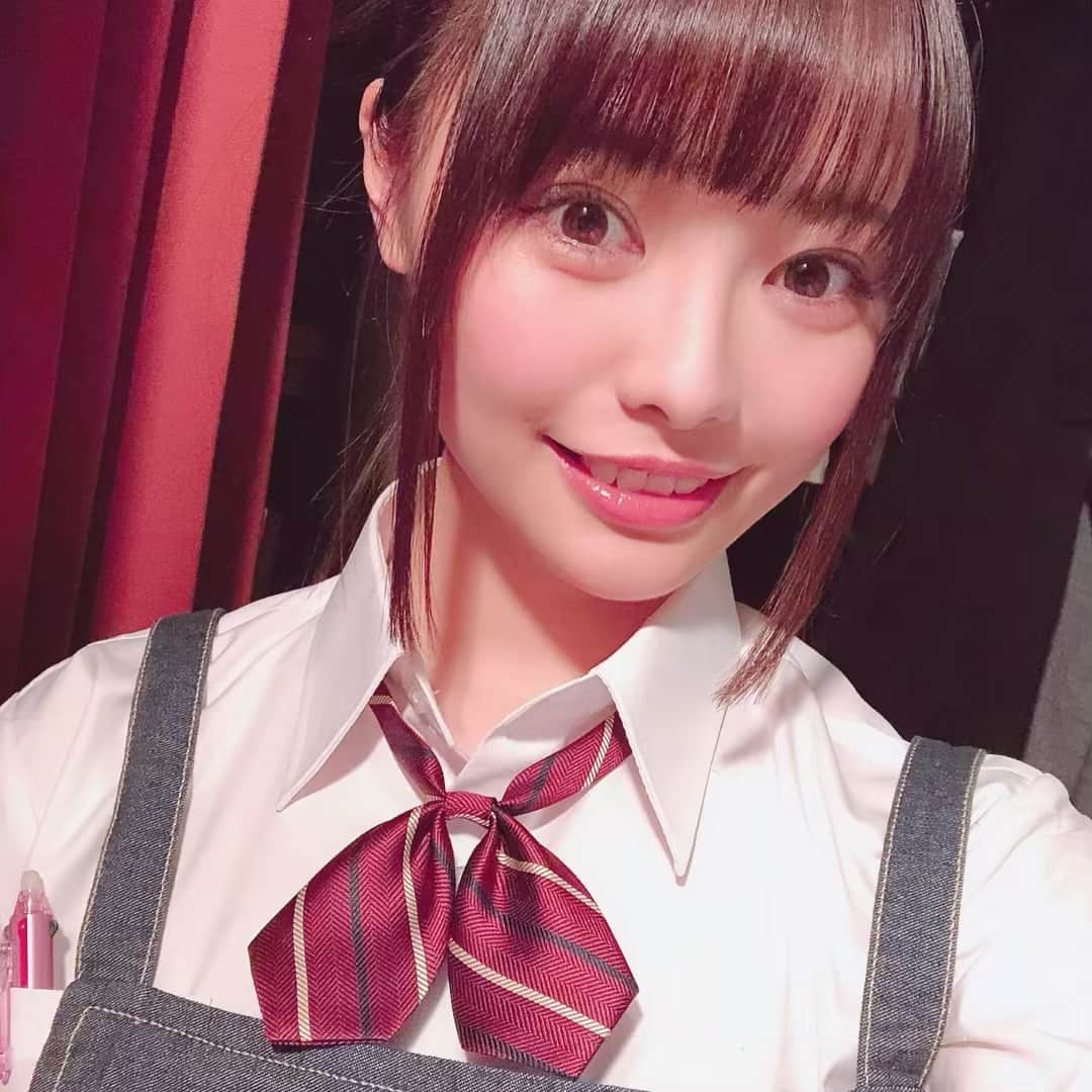 藤本結衣さんのインスタグラム写真 - (藤本結衣Instagram)「4.10〜4.14﻿ ‪「所以〜ill luck syndrome〜」‬﻿ 全ての幕が閉じました。﻿ ﻿ まずはご来場いただいた皆様、ありがとうございました！﻿ ﻿ 今回あらすじを読んで私自身どんな作品になるのかな、どんな舞台になるんだろう、とわくわく半分どきどき半分といった感じで稽古が始まりました。﻿ ‪劇団 ＣＡＴ ＭＩＮＴ‬さんとも初めてだったのですが個人的に「にわか雨」を見させていただいた時、演出も照明もセットもすごく繊細というか綺麗だなぁと感じた思い出が強かったですし、その中から数人ご一緒させて頂けるのはすごく嬉しかったです！！﻿ ﻿ 顔合わせの時に台本と同時にそれぞれの役柄の性格設定？みたいなのも細かくいただいて、表ではこうだけど裏ではこんな人間です。っていうのがあって、、﻿ パッと見てほとんどの人が嫌な気持ちになれる人間だけではなく、私が演じさせてもらった若ノ川美羽ちゃんにもそれがありました。でもきっとそれがヒトっていう生き物なんだと思います。なにも考えてないように発言していても、少なからず感情は言うほうにも言われるほうにもあるんだと思いますし、誰かにとってはいい性格でも誰かにとっては良くない性格だったりなんてこともそりゃあると思います。でもそれが人間なんだなぁってとってもしっくりきました。﻿ 美羽ちゃんだって明日香と心から仲良くしてたと思うし一緒にいて楽しかったし、直接すごい何かをしたわけではないけど、でもそれだけではない何かがきっと普通と思って過ごしている生活の中にもあったりするってことなんだろうなぁって思っていたかなぁ、、﻿ でも最後に明日香のことで泣ける美羽ちゃんはきっとそれが彼女にとっての普通であり、世間でいうしあわせな生き方をしてきた子なんだなぁと、、思います、、﻿ ﻿ ﻿ ﻿ 今回は稽古場でも、小屋に入っても、色んなところに色んな学びのポイントが山ほど転がっていて本当にすごくすごくやり甲斐のある時間でした。まだまだ学ぶことは永遠にあるんですが、もっともっと前向きに考えて、挑戦して、もっともっと幅広げたい！もっともっとやりたい！って本当に心から思えた日々でした。今までの自分自身の反省点というかあの時こうできたかも、みたいなのが過去の作品とかでも蘇るくらい、とっても自分のためになる現場でした！！﻿ あと皆さん、本当に優しくて本当にいっぱい面倒を見ていただきいっぱい頼らせていただき、、とにかく楽しかったです！！！！！笑﻿ 全部のアドバイスとかが自分が言ってもらえてたわけではなくてもなるほどなぁって思えることが山ほどあって今後の人生に役立てていけたらいいなぁって思いました。﻿ ﻿ ﻿ 個人的には2作続けて制服を着るという暴挙を繰り広げてどうにかこうにかクリアしたことに24歳、感動しています。しかも2作とも17歳。すごい。2人とも全然違う子でしたけど。楽しかったです。笑﻿ ﻿ ﻿ そして生田輝氏にはとてもお世話になっておりました。いい距離感で側にいられることがすごく心地が良かったですし、彼女に公私共々たくさん助けてもらいました、とっても受け止めてくれる明日香だったので美羽としても楽しく笑顔で重たいこと放ててました、良くも悪くも。笑﻿ ほぼ今回はこの人と一緒にいたなぁ。楽しかったなぁ。今日も最後だからって栄養ドリンクとお味噌汁を買ってきてくれたのですが、絶対すきだと思ってってだいすきなあおさのお味噌汁をくれてさすがだなぁとなりました。すき。笑笑﻿ ﻿ ﻿ あとふじもとぐみの皆さま、今回面会とかは個人的にはしなかったのですが、SNSやお手紙で生存確認させていただいてましたよ！今回もお花だったりプレゼントだったり！お弁当の協賛だったり！(このシステム超絶最高なので全ての舞台で取り入れてほしい笑﻿ ありがとうございました！！！！！﻿ そして変わらず足を運んでくださる皆さんにとても支えられています！！！！！﻿ ﻿ これからも楽しんでいただけること、会える機会、たくさん作っていく予定なのでこれからもよろしくお願いします！！！！！﻿ ﻿ ﻿ とりあえず打ち上がってきますーーーーー﻿ ﻿ ﻿ 若ノ川美羽役 藤本結衣 #所以﻿」4月14日 20時46分 - yui__fujimoto