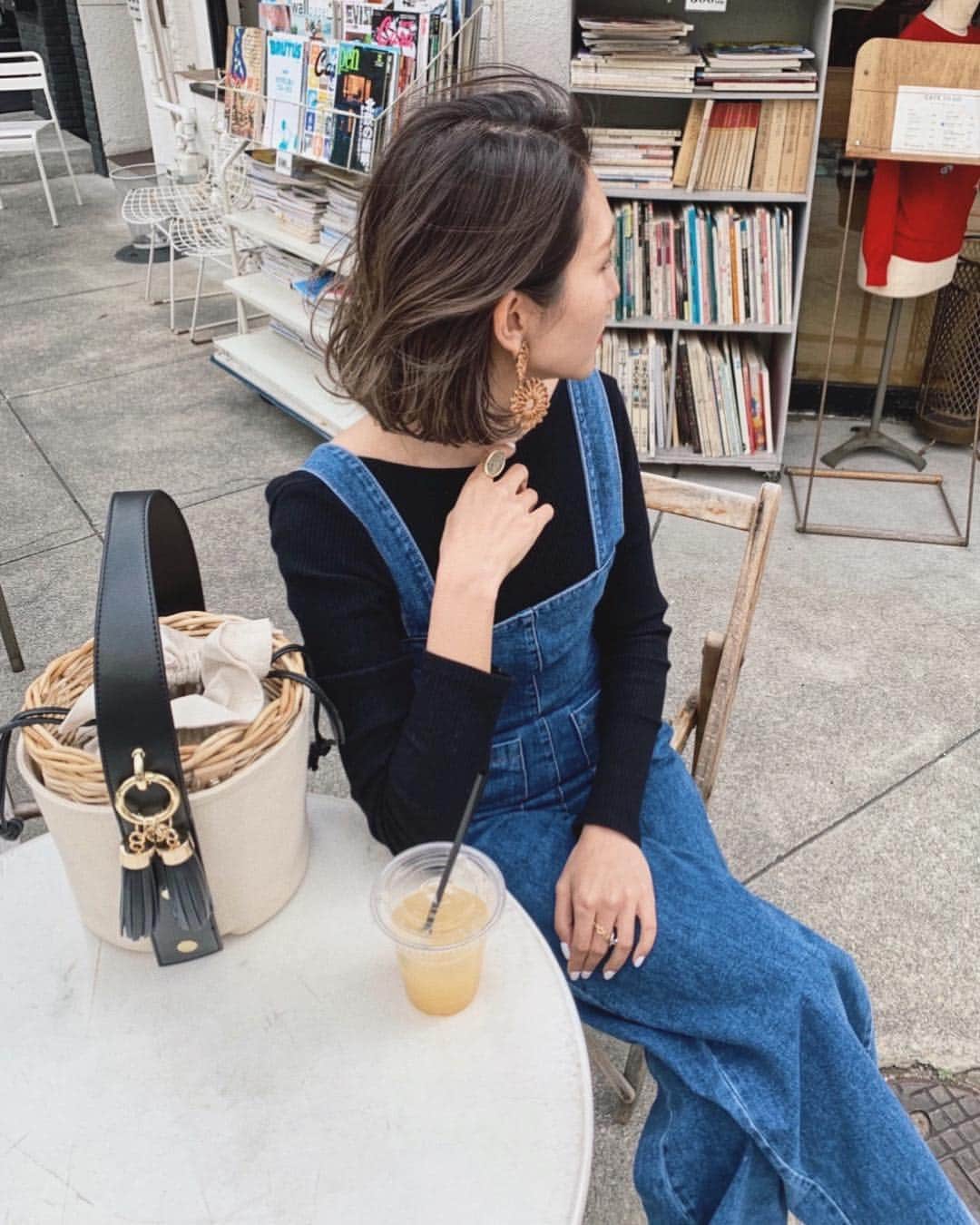 miheeさんのインスタグラム写真 - (miheeInstagram)「ootd ㅤ ㅤ 可愛いデニムのオ−ルインワン👖🧡 ㅤ ㅤ 女性らしいシルエットなとこも🙆‍♀️ ㅤ ㅤ  季節も問わずに着れちゃうitemで ストレッチもきいてるから すごい動きやすい\\(◡̈)/♥︎ ㅤ ㅤ denim : @_nui_official 4.16 start ㅤ ㅤ  tops : @nostalgia_jp #nostalgia  earring : @emun_official  bag : @amongout  ring : @stellarhollywood  shoes : #ct70  ㅤ ㅤ」4月14日 20時47分 - __mihi__