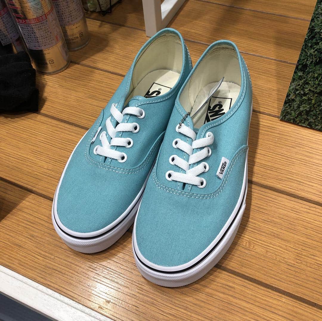 馬渕史香のインスタグラム：「かわいー😍 好きな色 #vans #スニーカー #sneaker」