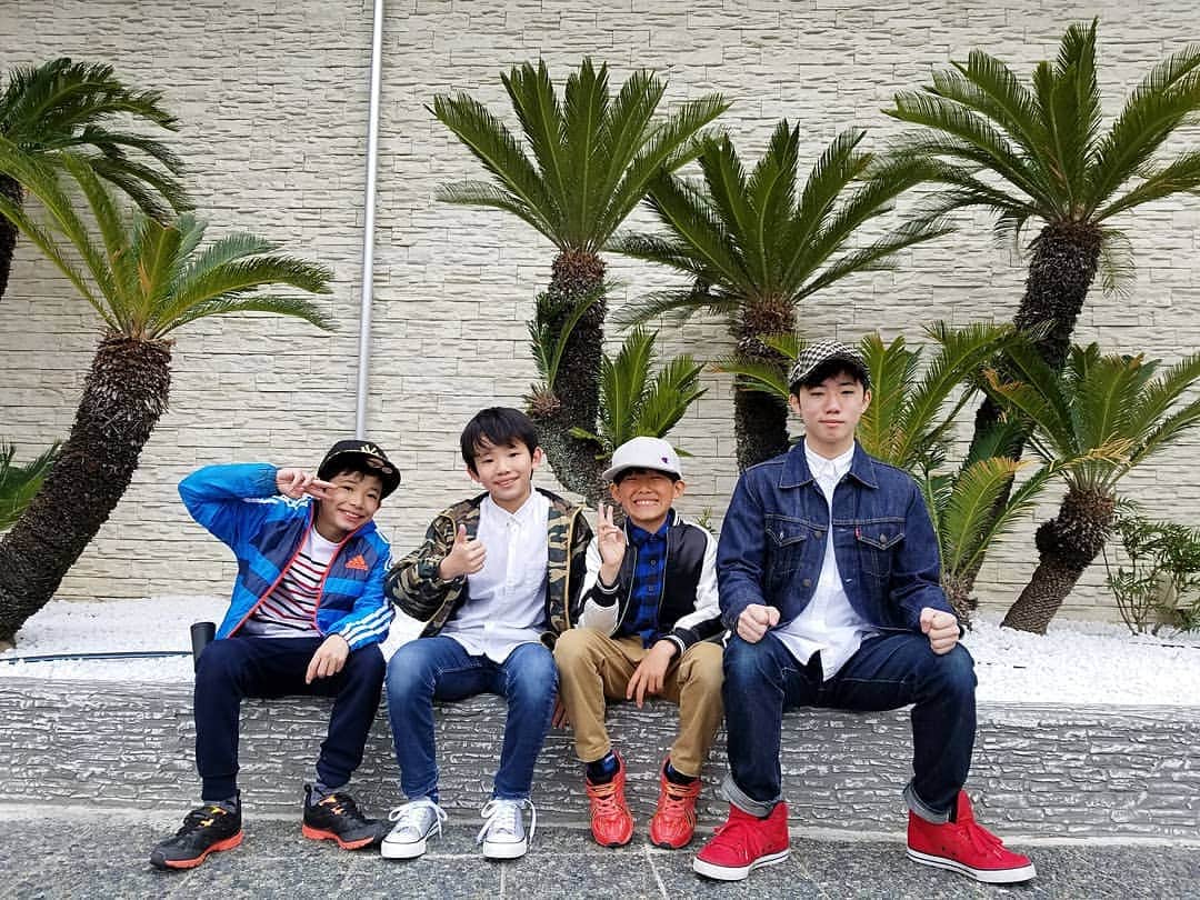 赤崎あかりさんのインスタグラム写真 - (赤崎あかりInstagram)「. . ☆恒例のリフレッシュday☆ 今月は4兄弟の進学や進級、新たなスタートを祝って白浜旅行へ🌊 各自慌ただしい毎日からの身体と心を家族でリセットしてきました♥️ . そしてこれからも周りの方への感謝の気持ちと笑顔を忘れず.それぞれ自分の目標に向かって努力する事を楽しんでいきましょか💪😁 . . . #4兄弟 #4兄弟子育て奮闘記 #リフレッシュ #白浜 #男の子ママ #小学生ママ #中学生ママ」4月14日 20時51分 - a.akari0621
