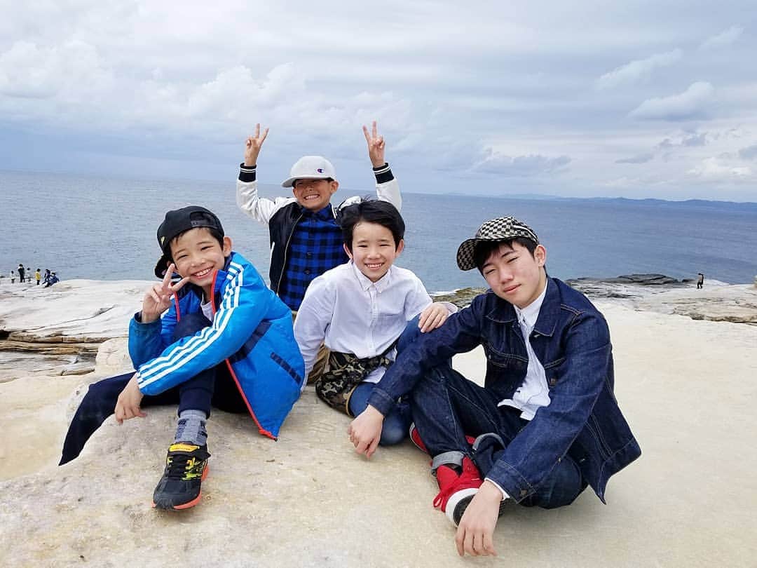 赤崎あかりさんのインスタグラム写真 - (赤崎あかりInstagram)「. . ☆恒例のリフレッシュday☆ 今月は4兄弟の進学や進級、新たなスタートを祝って白浜旅行へ🌊 各自慌ただしい毎日からの身体と心を家族でリセットしてきました♥️ . そしてこれからも周りの方への感謝の気持ちと笑顔を忘れず.それぞれ自分の目標に向かって努力する事を楽しんでいきましょか💪😁 . . . #4兄弟 #4兄弟子育て奮闘記 #リフレッシュ #白浜 #男の子ママ #小学生ママ #中学生ママ」4月14日 20時51分 - a.akari0621