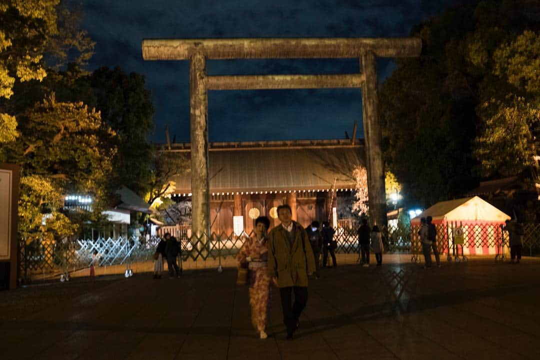 Q. Sakamakiさんのインスタグラム写真 - (Q. SakamakiInstagram)「Cherry blossom night seeing in Yasukuni Shrine, Tokyo. Many came to see even after the closing time. Yet, the beauty of cherry blossom, or Sakura, was often sadly exploited by then Japan’s military government during World War II to romanticize Kamikaze, or suicide attack, and to make the young soldiers carry it out more efficiently. Hope no more such brain washing happens. #sakura #cherryblossom #yasukuni #warshrine #yasukunishrine #tokyo」4月14日 20時54分 - qsakamaki
