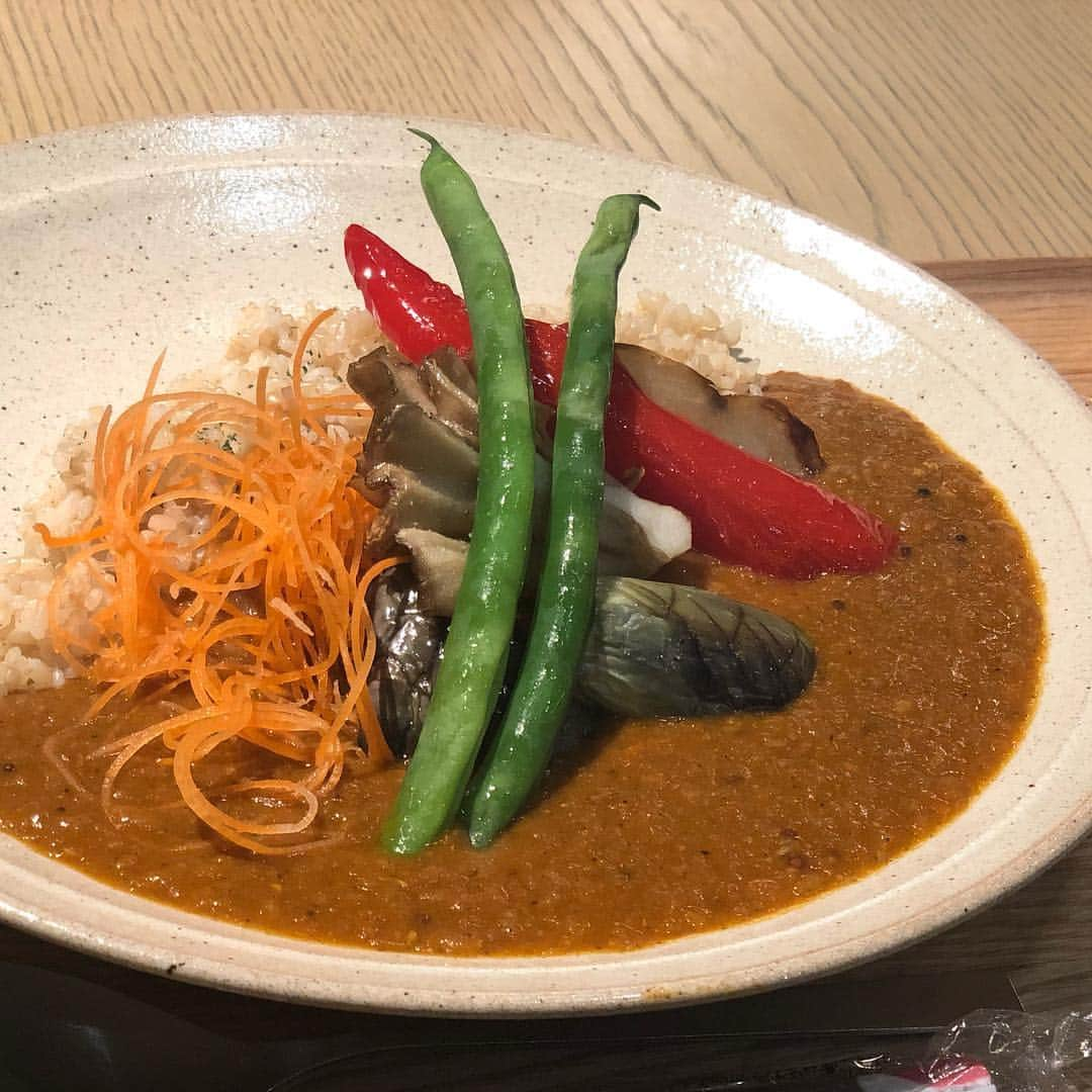 鳳真由さんのインスタグラム写真 - (鳳真由Instagram)「4/6のライブの時頂いた、 銀座nu-dishのヴィーガンカレーです。  お肉や動物性の材料を一切使っていないとは思えないコクのある美味しさでした。  なかなか頂く機会がないので、記念に1枚😊  ご馳走さまでした🍛」4月14日 20時58分 - ootorispecialpanic