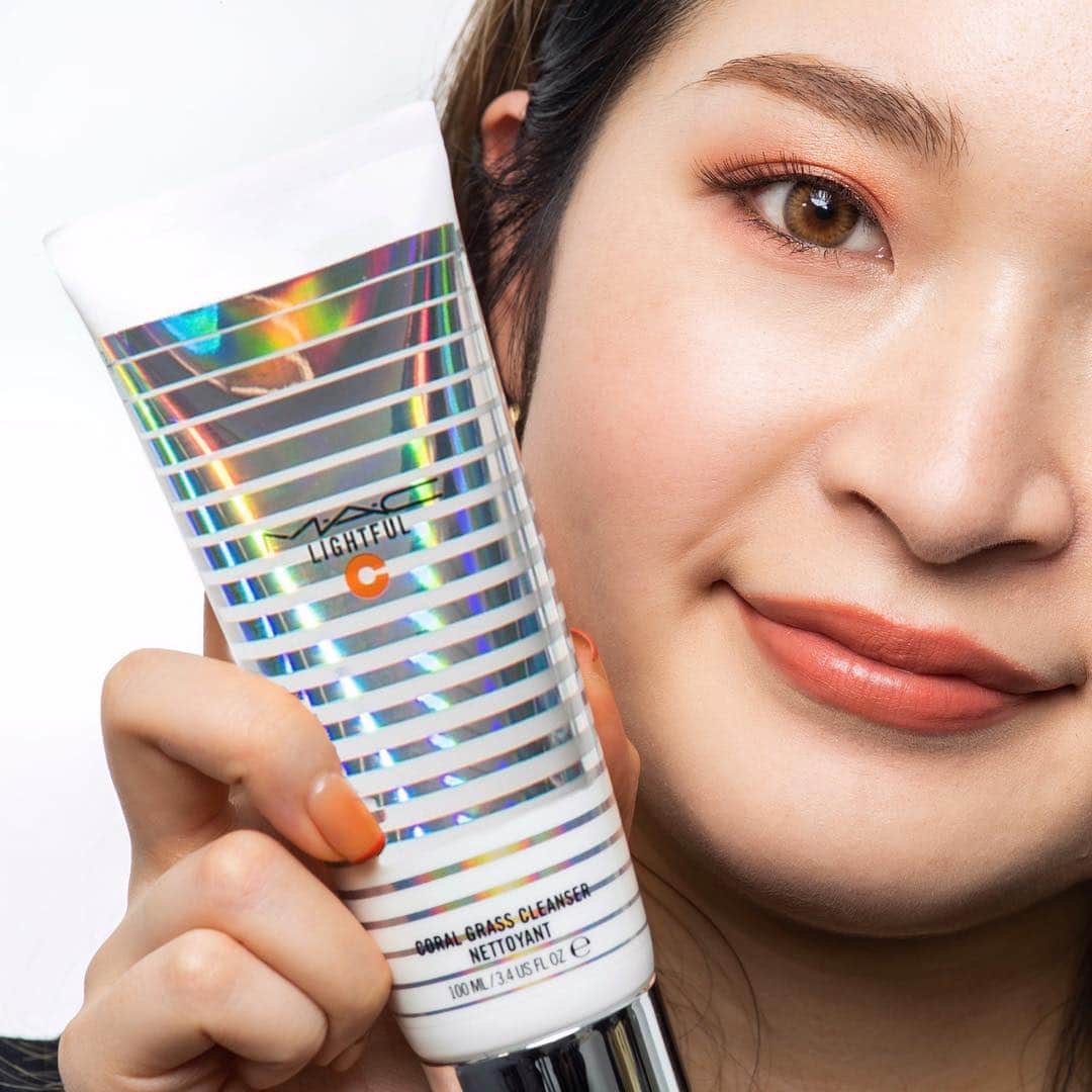 M∙A∙C Cosmetics Japanのインスタグラム：「⠀ M·A·Cアーティストが、コレだけは外せない‼️とイチオシする アーティスト溺愛アイテムをご紹介💁‍♀️ ルミネエスト新宿店のSHIORI IKEWAKIは ライトフル C+ クレンザーをオススメ❣️ クリーミーな泡 泡立ちがよい ところがお気に入り🤗✨ ⠀ #MAC溺愛アイテム #LightfulC ⠀ ↓↓製品↓↓ [ライトフル C+ クレンザー] ⠀ ↓↓使用メイン製品↓↓ [パウダー キス リップスティック] マル イット オーバー [M·A·C ミネラライズ アイシャドウ]⠀ ブロンズ アセッツ [スモール アイシャドウ] ファッションズ フィールド デイ ⠀ MAKEUP AND MODEL: M·A·C ARTIST SHIORI IKEWAKI @mac_lumineest PHOTO: @takaki_iwata ⠀ ⠀ ⠀ ⠀ ⠀ ⠀ #MACCosmeticsJapan #MACコスメ #MACCosmetics #MyArtistCommunityJP #MACArtistChallenge #MAC #コスメ #メイク #スキンケア #基礎化粧品 #クレンジング #クレンザー #洗顔 #Skincare #ライトフル #ライトフルC #Lightful #MACLightful #MACLughtfulC #MACライトフル #MACライトフルC」