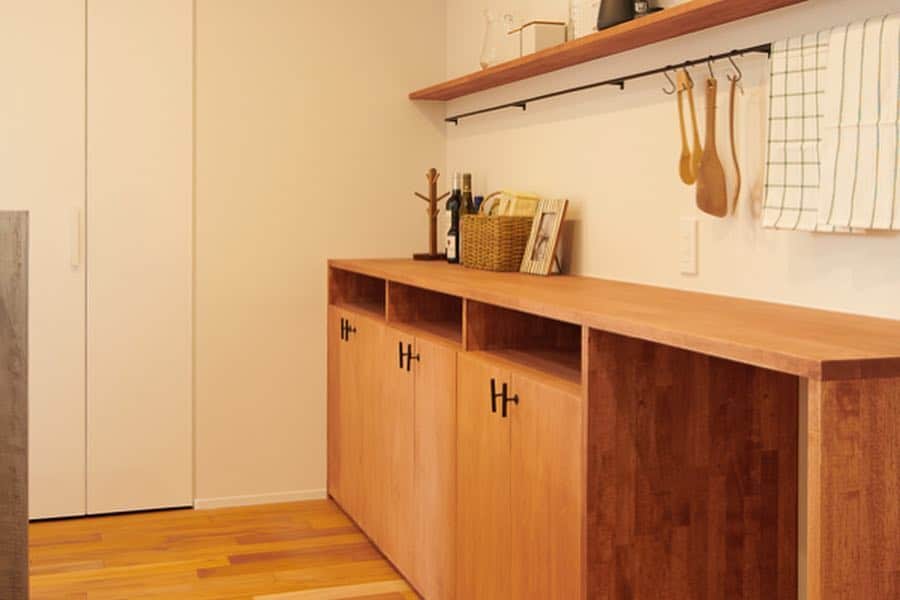 ルポハウス一級建築士事務所さんのインスタグラム写真 - (ルポハウス一級建築士事務所Instagram)「・ ・ ・ モールテックスで施されたキッチンカウンター。 ・ クールな印象になるところをカップボードや棚板に木の素材を使うことでバランスをとりました。 ・ 造作カップボードにお気に入りの取手を付けたり、アイアンバーにキッチンツールを下げたりしてワクワクする空間に。 ・ ・ ・ 𓐌𓐌𓐌𓐌𓐌𓐌𓐌𓐌𓐌𓐌𓐌𓐌𓐌𓐌𓐌𓐌𓐌𓐌  ルポハウスの施工事例はこちらまで☞ @reposhouse  𓐌𓐌𓐌𓐌𓐌𓐌𓐌𓐌𓐌𓐌𓐌𓐌𓐌𓐌𓐌𓐌𓐌𓐌 #ルポハウス は#ちょっとかっこいい家 を"友人のために" という思いでつくっています。 一生に一度の#マイホーム。 「あなたにしかできない」×「ルポハウスだからできる」で、 私たちだけの#家づくり を思いっきり楽しんでみませんか？！ ・ ・ ・ #住宅 #注文住宅 #新築一戸建て #デザイナーズ住宅  #一級建築士事務所 #設計事務所 #滋賀県大津市 #滋賀県草津市#キッチンインテリア #モルテックス #造作カップボード #アイアンバー #mortex #マホガニー床 #マホガニー無垢」4月14日 21時00分 - reposhouse