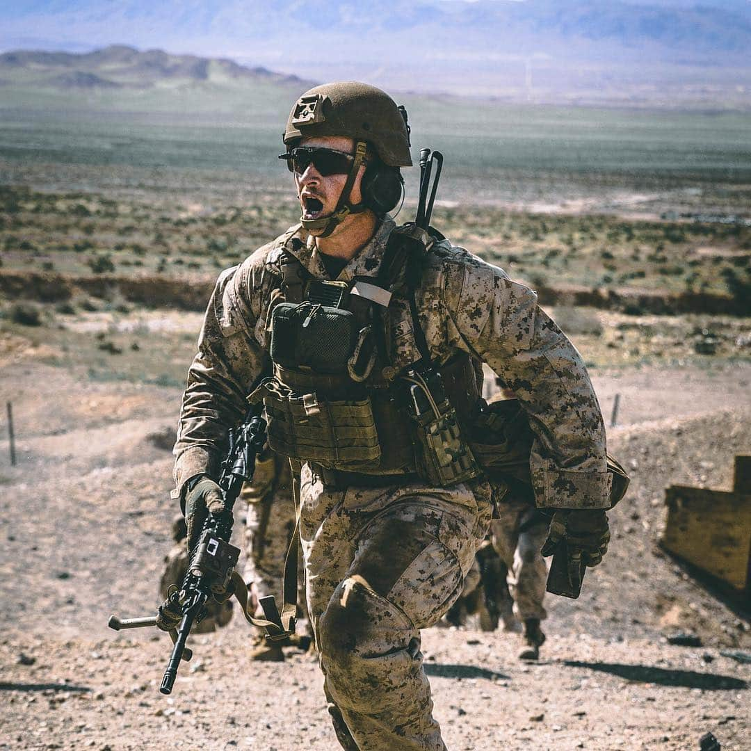 アメリカ海兵隊さんのインスタグラム写真 - (アメリカ海兵隊Instagram)「Calling The Shots  A Marine with 2nd Battalion, 8th Marine Regiment, @2dmardiv communicates sector of fires and target during a ground assault on Range 400 @thecombatcenter March, 28, 2019.(U.S. Marine Corps photo By Lance Cpl. William Chockey)  #USMC #Marines #MarineCorps #Marine #MarineLife #Field #Scream #ListenUp #InTheField #Training #Military #Weapons #MilitaryWeapons #MachineGun #RoundsDownRange #Range400 #Desert #DesertLife #Shoot #Moto #Motivation #29Palms #29Stumps #Rah #Yut #SemperFi」4月14日 21時02分 - marines