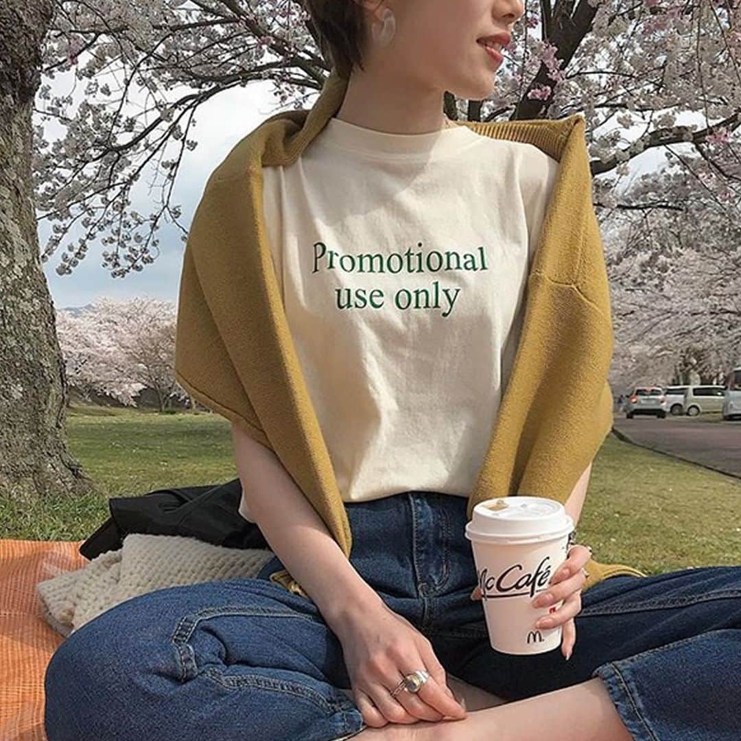 DHOLIC SNAPさんのインスタグラム写真 - (DHOLIC SNAPInstagram)「@ukapiさんの#dholicsnap📷⁣ ———————————————————⁣ TOPS/DENIM：@dholic_official⁣ 【LADIES】⁣ #Promotional半袖Tシャツ⁣ 全4色￥1,382(税込)⁣ 【LADIES】⁣ #セミテーパードデニムパンツ⁣ 全3色￥3,175(税込)⁣ ———————————————————⁣ @ukapiさんステキに着こなしていただき⁣ ありがとうございます👏🏻⁣ みなさんもぜひ#dholicsnap を付けて⁣ コーデ投稿してくださいね！⁣ ———————————————————⁣ #DHOLIC#dholicism#fashion#ootd⁣ #プチプラコーデ#今日のコーデ⁣ #春コーデ#カジュアルコーデ#ロゴT#デニムパンツ」4月14日 21時10分 - d_by_dholic