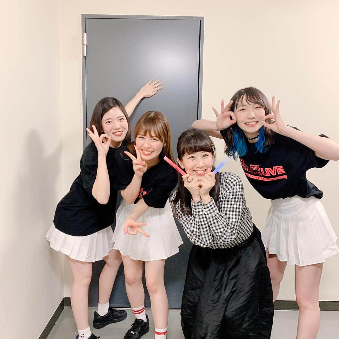 ぱちおまるさんのインスタグラム写真 - (ぱちおまるInstagram)「今日のモンソニライブの思い出🥰 スマポンの楽屋練習風景☺️お疲れ様🌸✨ DÉ DÉ様のDJもかっこよくて感動🥺 楽屋挨拶いったときに小顔アプリで遊んだときの小顔before/afterも載せておこう📸🥳 #モンソニ #スマポン」4月14日 21時10分 - pachiomaru