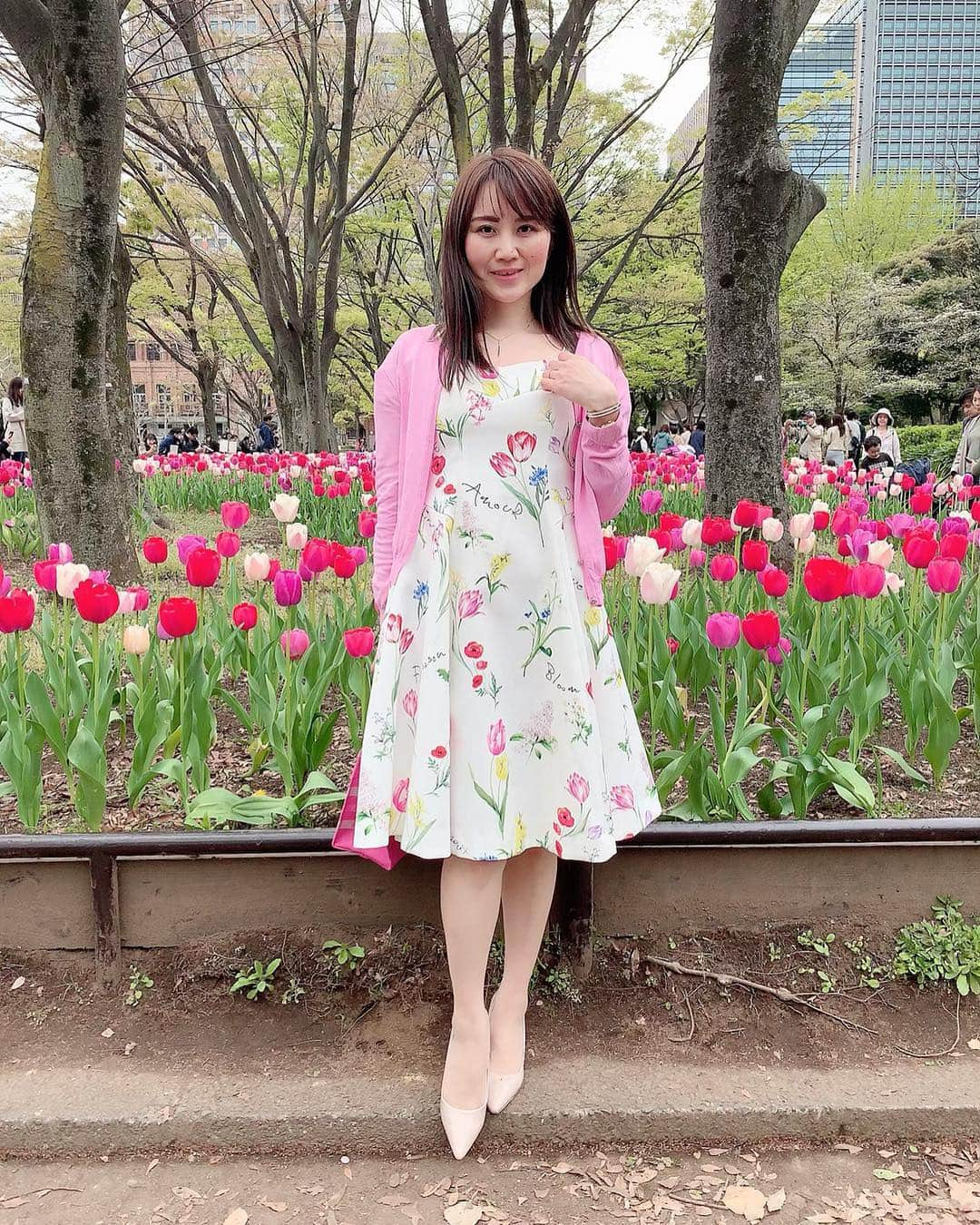 Miku Hirata 平田未来さんのインスタグラム写真 - (Miku Hirata 平田未来Instagram)「#チューリップコーデ 💓🌷 日比谷公園で遊んでました☺️💓 * この時期は、チューリップが綺麗なので、 桜の季節が終わっても楽しみがありよかったです🥰🌷 * 合わせたのは、chesty (@chesty_official )のワンピース☺️👗 生地がしっかりしていて、フォルムがふんわりしています💓 * 遊び用の服も持ち歩いてますが、 子供と遊んでいたらさすがに汚れました…反省😂 * 明日からはまた幼稚園❣️ 早寝早起きで仕事と家事も頑張ります✨ * いいね返しやコメント遅くなりすみません💦 * #日比谷公園 #日比谷公園のチューリップ #hibiyapark #チューリップ🌷 #春のお花  #チェスティ #チェスティワンピース #チェスティー #mischmasch #ミッシュマッシュ #花柄ワンピ #チューリップ柄 #maisondefleur #メゾンドフルールバッグ #リボンバック #いいね返し」4月14日 21時10分 - miku.hirata