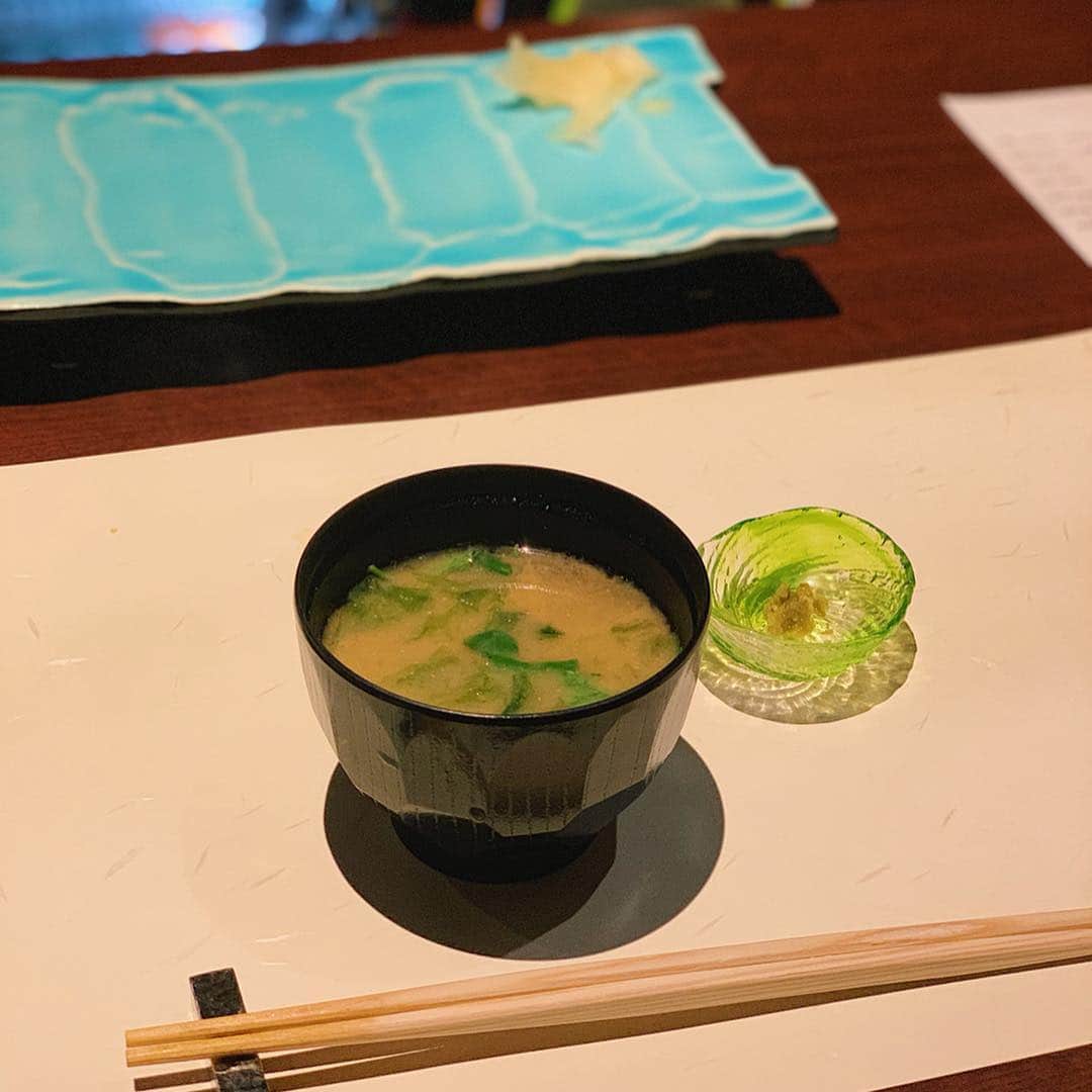 karen okajimaさんのインスタグラム写真 - (karen okajimaInstagram)「ㅤㅤㅤ ㅤㅤㅤ 東京で食べたお寿司やさんっ💓 ㅤㅤㅤ  去年OPENしたばかりの、 九州の豊かな厳選食材をふんだんに使った 九州直送 熟成鮨 わだのやさんへ🍣 ㅤㅤㅤ  九州の豊かなネタを熟成させた絶品鮨❤️ ㅤㅤㅤ  塩は、山と海の豊なミネラルを含んだ 糸島のまたいち塩使用してて 九州産にこだわり抜いた熟成鮨専門店だよ😍  かれんは、熟成鮨二十貫コースを頂いたよっ🎶 メニューには熟成日数が書いてあるのでわかりやすい❤️ ㅤㅤㅤ  特にかれんが好きだったのは、カツオ ヒラマサ、甘鯛、うに、龍の卵子がおいしかったー😍  シメの汁物もおいしすぎたよ❤️ かぼすコショウを入れたらまたおいしいっ🎶  また東京に行ったら寄りたいお店でした🍣 お店も雰囲気も素敵でしたよ〜😍 ㅤㅤㅤ  代官山駅から徒歩2.3分でした🎶 ぜひ行ってみてね💕  ㅤㅤㅤ 🍣九州直送 熟成鮨 わだのや 🏠東京都渋谷区恵比寿西1-30-14 エコー代官山 B1F 📞050-5596-1101 東急東横線 代官山駅より徒歩4分 JR山手線恵比寿駅西口より徒歩５分 東京メトロ日比谷線 恵比寿駅より徒歩５分 ⏰18:00～24:00 (LO23:00） 定休日	日曜日 ㅤㅤㅤ  #九州直送熟成鮨わだのや #わだのや  #代官山ディナー #代官山寿司 #グルメ岡島 #代官山グルメ #恵比寿グルメ #岡島かれん」4月14日 21時12分 - karenokajima0318
