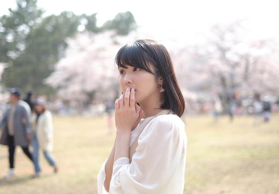 髙橋明日香のインスタグラム：「桜ももうほとんど散ってしまったね。 毎年思うけど桜の時期って本当一瞬だよなぁ。  #桜 #cherryblossom #ポートレート」