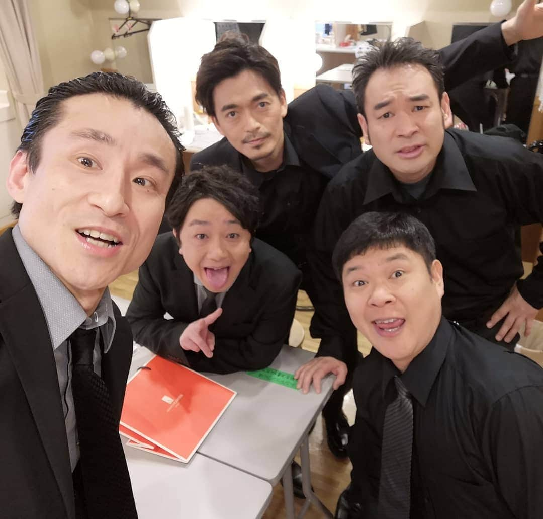 なだぎ武さんのインスタグラム写真 - (なだぎ武Instagram)「『カジャラ』東京公演、千秋楽終了。。満員御礼。沢山笑って盛り上げ頂き、感謝です。濃厚な2週間が終わり、今は完全燃焼した体がふわふわ浮いている感じです。。何が起こるか分からないヒリヒリとした濃密なステージ。楽しく全う出来ました。皆様有り難うございました！この熱が覚めないまま最後の地、豊橋に明日には移動。カジャラが終わる、、寂しくなってきた、、 #カジャラ東京公演」4月14日 21時23分 - nadagigigi