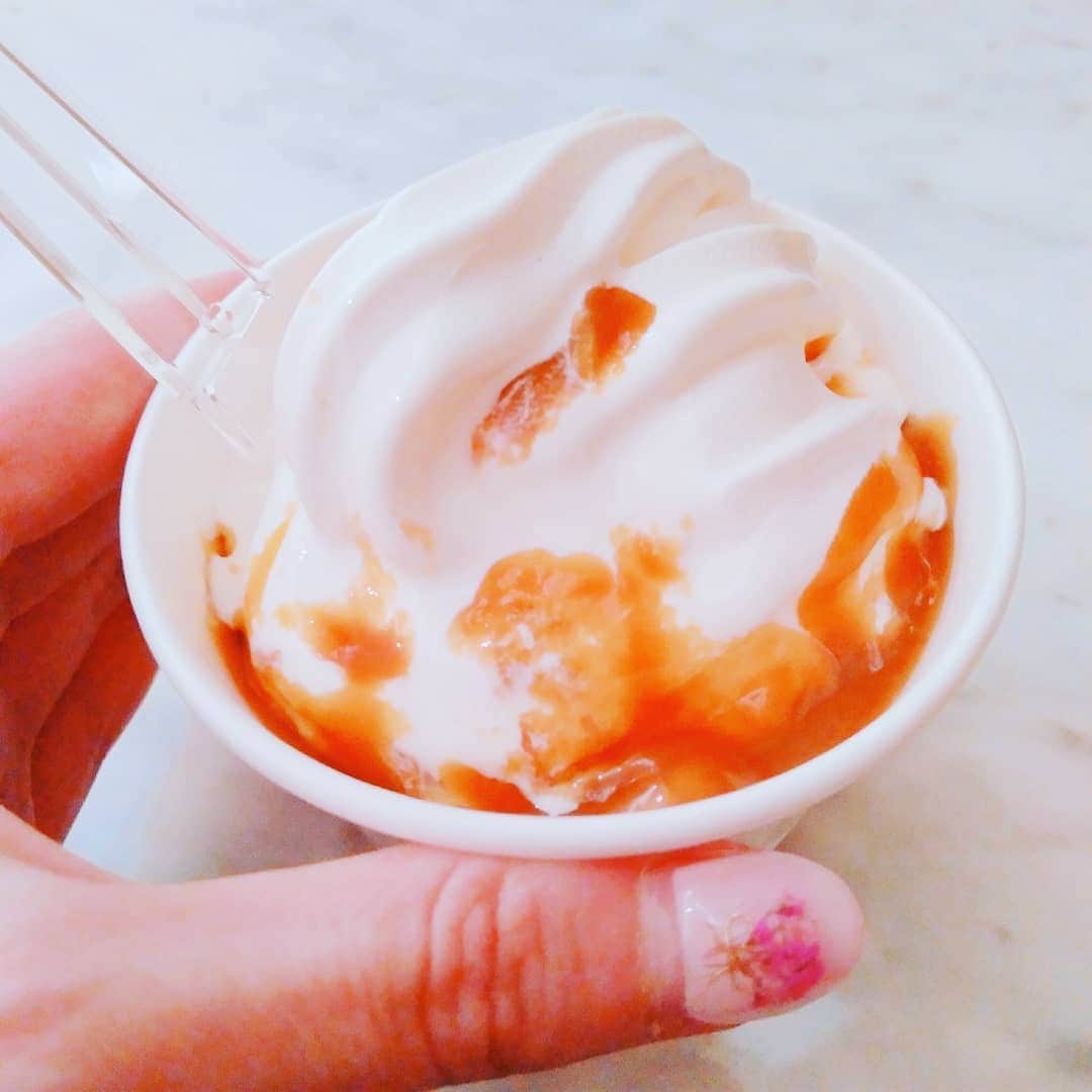 早川愛さんのインスタグラム写真 - (早川愛Instagram)「生キャラメルソフトクリーム♡♡♡ ・  ミルク感たっぷりの冷たいソフトクリームに、 あつあつの生キャラメルがとろ～り...♡♡♡ 最高に美味しかった♡♡♡ ・  大好きなブラータは売り切れていたのでモッツァレラにしました。たべるのたのしみ...♡♡♡ ・ ・ ・  @hanabatakebokujou #花畑牧場 #生キャラメル #ソフトクリーム #チーズ #ブラータ 大好き #モッツァレラ #銀座 #銀座six #softcream  #caramel #cheese」4月14日 21時15分 - megumegu_1006