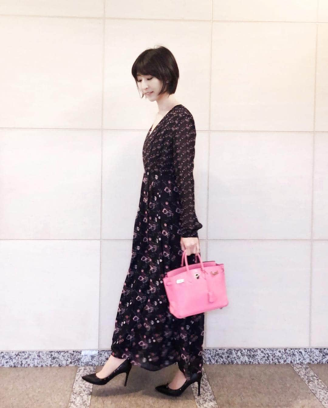 土屋香織さんのインスタグラム写真 - (土屋香織Instagram)「𓆸. ootd🌸 More details will be on blog. . dress. @dannyanne_official  inner.  @cocodeal_official  Bag. @HERMES Shoes.  @maisonvalentino  Bangle/necklace .  @tiffanyandco . . . . #春コーデ #ワンピース .」4月14日 21時17分 - kaorintsuchiya