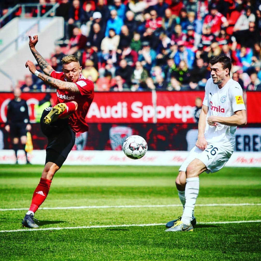 FCインゴルシュタット04さんのインスタグラム写真 - (FCインゴルシュタット04Instagram)「HALBZEIT ‼️ Unsere #Schanzer geben hier den Ton an und gehen mit einer 1:0-Führung in die Pause 💪 Weiter so, Männer ⚽️🔥 #FCIKSV #Halbzeit #UnsereSchanz #Zamrückrunde」4月14日 21時18分 - dieschanzer