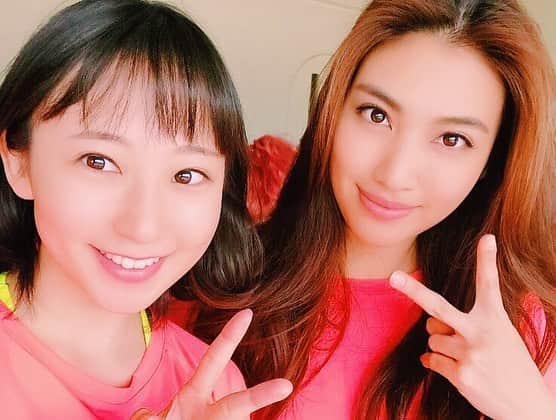 住吉史衣さんのインスタグラム写真 - (住吉史衣Instagram)「. . 今日はFIVESキックオフミーティング&練習会😚🏉💕 ボールの投げ方や受け方があまり馴染みのない形だから、パスが難しいんだ😳💦 でもプラチナムのメンバーがみんな優しくて声かけながらやったりして、すっごーーく楽しい💓💓 . 練習着は一式 @bodymaker さんのなんだけどピンクで可愛くて肌触りもめっちゃ良いウェアで感動でした😂❣️ ふだんのジムとかでも着たいくらい！！ . これからもっとFIVESタグラグビーを広めて盛り上げていかれたらいいなぁ🥰🥰 ５vs５で気軽に出来るカジュアルなスポーツだから、ちょっとした機会にみんなもやってみて♪ ラグビー憲章はまもってね🙆‍♀️✨ . . #FIVESタグラグビー  #REDDOLPHINS  #BODYMAKER  #練習 #タグラグビー #FIVES #ラグビー #rugby  #ラグビーワールドカップ2019 #ラグビーワールドカップ  #日野 #日野自動車 #日野レッドドルフィンズ #木津武士 選手 #スポーツ女子 #ラグビー女子 #スポーツウェア  #sports #sportswear #RWC #worldcup #rugbyworldcup  #運動不足解消 🏃‍♀️🏉めざせ#オリンピック 😍？ #試合 も楽しい💓#青春 感👍はやりの#アオハル ✨ #日本酒女子 との#ギャップ 😳❗️w .」4月14日 21時18分 - fumie_0426