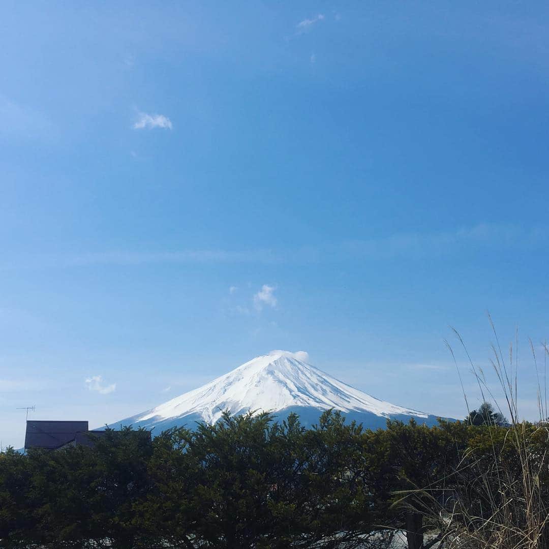 ほうとう 富士の茶屋のインスタグラム：「こんばんは、今日は天気の崩れる予報もありましたが、朝から富士山の見える気持ちのいい晴れの一日☺️ お越しくださった皆様誠にありがとうございます😊  先日 雪が降ったおかげでまだ冬模様の富士山が見られます🗻  GWの10連休は休まず営業いたします、よろしくお願いします❗️ #ほうとう#富士の茶屋#富士山#河口湖#うどん#富士吉田#春」