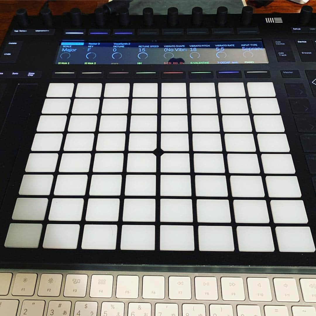 Taku Takahashiのインスタグラム：「Ableton Push2 この機材をゲットして音楽人生が変わった。楽器は元々ドラムしか叩けなかった僕がコードを演奏できるようになったのも大きいんだけど、やっぱりボタンの数。サンプルをチョップしまくるんだけど、手に届くところに64個ボタンがあるのはホントにありがたいのと、ボタン押しながらサンプルを切ってけるのもホント助かる。面倒くさがりやな僕にもってこいの機材。デザインもミニマルで好き。  どこへ行く時も一緒だから、そろそろケースとかもゲットしたいなって思ってる。ぶっちゃけ人にオススメしたくないくらい、好き。  This midi input device changed my life. Having 64 pads in one spot makes my creativity go above my imagination.  Honestly speaking never liked the first one but can’t live without this version.  #abletonpush  #ableton #エイブルトン」