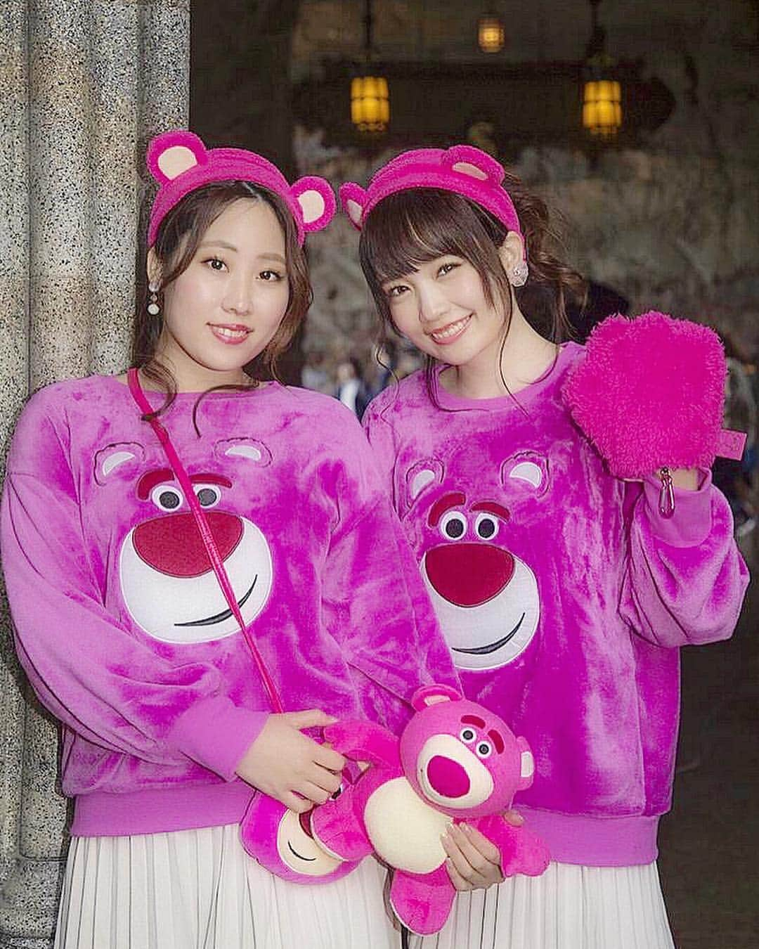 浅井麻里さんのインスタグラム写真 - (浅井麻里Instagram)「🍓🍓﻿ ﻿ 💗ロッツォバウンド💗シリーズ🧸﻿ ﻿ 先日ついに年パスが切れまして。﻿ この投稿の一番最後にアップしてる写真を﻿ 〝年パス最終日ディズニー！〟って﻿ ストーリーに投稿したら…﻿ ﻿ 「年パス更新しないんですか？」って﻿ 質問いただいたりしたのでここで答えます🙋‍♀️﻿ ﻿ ﻿ 年パス更新、することにしました❤️❤️😋﻿ 「え、更新するよね？」っていう大きな圧が﻿ 仲良しちゃんからきてるのと（笑）、﻿ 今月少なくともあと2回は行く予定あるのと、﻿ 来月も行く予定あって、なんやかんや﻿ ディズニー行く機会できてるので💕﻿ ﻿ ディズニーランドもシーも﻿ 大事なリフレッシュの場所でもあるから、﻿ もはや欠かせない…✨✨﻿ ってことで、お仕事がんばるっ💪✨（笑）﻿ ﻿ ﻿ #ロッツォバウンド#双子コーデディズニー#ロッツォハグベア#ディズニーシー#ロッツォコーデ#年パス#トイストーリー#tokyodisneyresort#tokyodisneysea#disneysea#lotsobound」4月14日 21時24分 - mari_asai_625