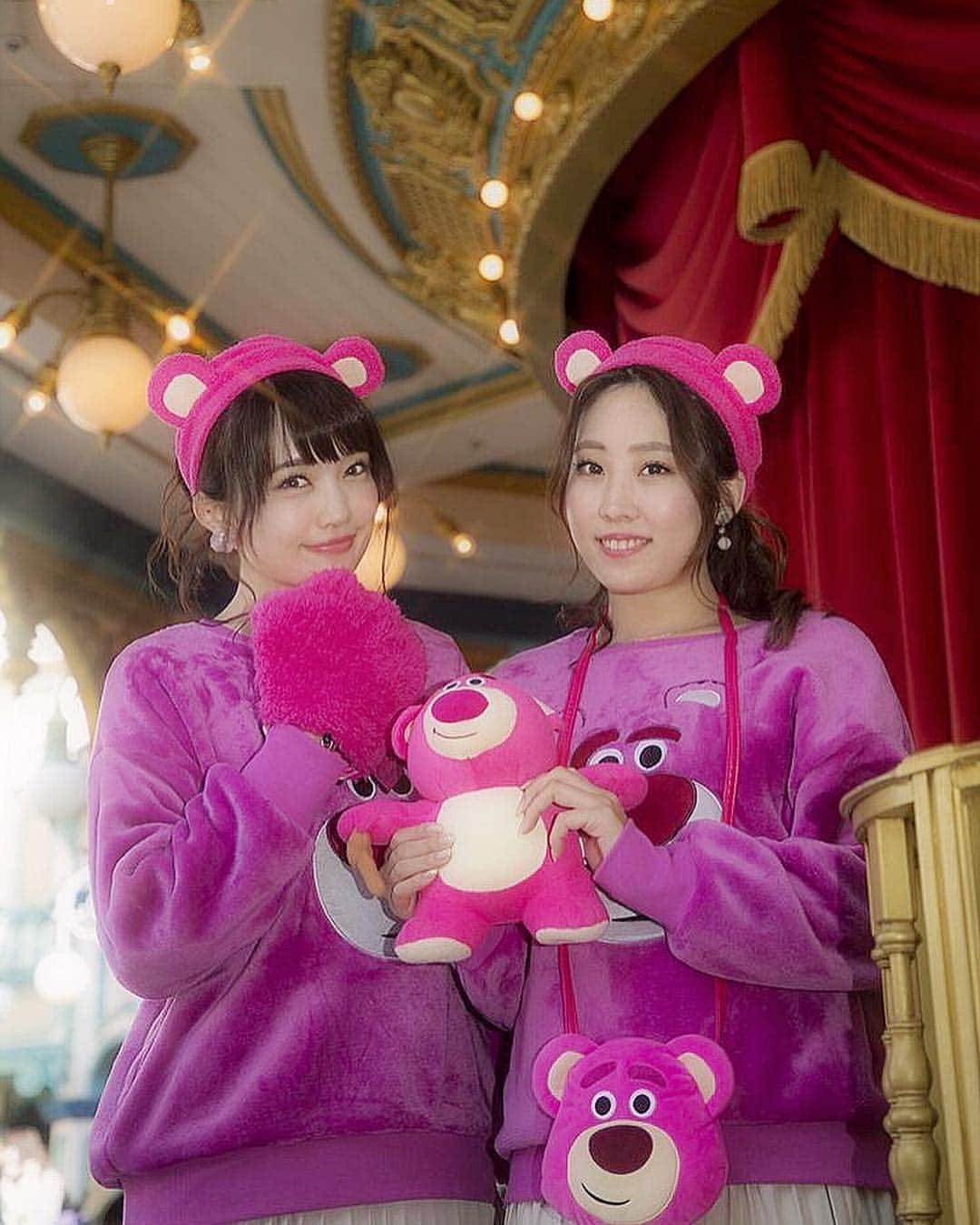 浅井麻里さんのインスタグラム写真 - (浅井麻里Instagram)「🍓🍓﻿ ﻿ 💗ロッツォバウンド💗シリーズ🧸﻿ ﻿ 先日ついに年パスが切れまして。﻿ この投稿の一番最後にアップしてる写真を﻿ 〝年パス最終日ディズニー！〟って﻿ ストーリーに投稿したら…﻿ ﻿ 「年パス更新しないんですか？」って﻿ 質問いただいたりしたのでここで答えます🙋‍♀️﻿ ﻿ ﻿ 年パス更新、することにしました❤️❤️😋﻿ 「え、更新するよね？」っていう大きな圧が﻿ 仲良しちゃんからきてるのと（笑）、﻿ 今月少なくともあと2回は行く予定あるのと、﻿ 来月も行く予定あって、なんやかんや﻿ ディズニー行く機会できてるので💕﻿ ﻿ ディズニーランドもシーも﻿ 大事なリフレッシュの場所でもあるから、﻿ もはや欠かせない…✨✨﻿ ってことで、お仕事がんばるっ💪✨（笑）﻿ ﻿ ﻿ #ロッツォバウンド#双子コーデディズニー#ロッツォハグベア#ディズニーシー#ロッツォコーデ#年パス#トイストーリー#tokyodisneyresort#tokyodisneysea#disneysea#lotsobound」4月14日 21時24分 - mari_asai_625