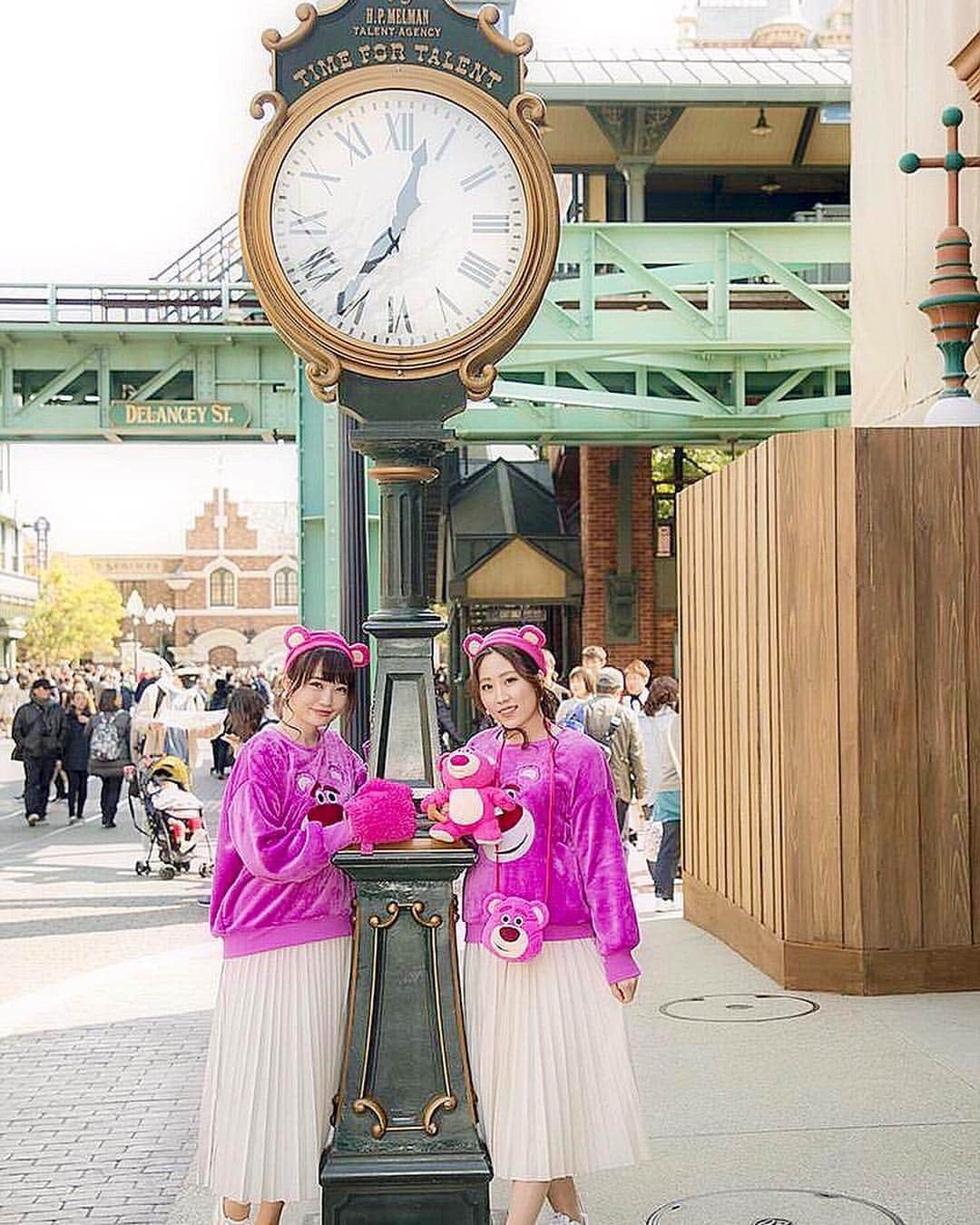 浅井麻里さんのインスタグラム写真 - (浅井麻里Instagram)「🍓🍓﻿ ﻿ 💗ロッツォバウンド💗シリーズ🧸﻿ ﻿ 先日ついに年パスが切れまして。﻿ この投稿の一番最後にアップしてる写真を﻿ 〝年パス最終日ディズニー！〟って﻿ ストーリーに投稿したら…﻿ ﻿ 「年パス更新しないんですか？」って﻿ 質問いただいたりしたのでここで答えます🙋‍♀️﻿ ﻿ ﻿ 年パス更新、することにしました❤️❤️😋﻿ 「え、更新するよね？」っていう大きな圧が﻿ 仲良しちゃんからきてるのと（笑）、﻿ 今月少なくともあと2回は行く予定あるのと、﻿ 来月も行く予定あって、なんやかんや﻿ ディズニー行く機会できてるので💕﻿ ﻿ ディズニーランドもシーも﻿ 大事なリフレッシュの場所でもあるから、﻿ もはや欠かせない…✨✨﻿ ってことで、お仕事がんばるっ💪✨（笑）﻿ ﻿ ﻿ #ロッツォバウンド#双子コーデディズニー#ロッツォハグベア#ディズニーシー#ロッツォコーデ#年パス#トイストーリー#tokyodisneyresort#tokyodisneysea#disneysea#lotsobound」4月14日 21時24分 - mari_asai_625