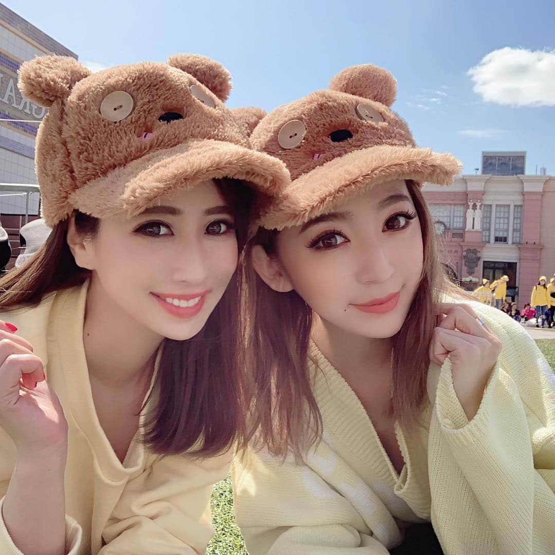 杉山佳那恵さんのインスタグラム写真 - (杉山佳那恵Instagram)「USJでまさにこの写真を撮っている瞬間、めちゃくちゃ面白いことが起きてました🤣🤣🤣💕笑 ・ 文章で説明するには難しいけど関西人の面白さに改めて気付かされたそんな瞬間だった✨✨✨ ・ @bloomin_official の春ニットがクマの帽子とピッタリ🧸💕りえとの旅行は毎回濃すぎるし絆の深まり方が半端やないわいっ💗笑 ・ ・ #usj#love#universalstudiosjapan #minions #bello#りえ#love#fashion#bloomin#めっちゃ楽しかった#大阪#めっちゃ好き#💗」4月14日 21時25分 - kanaxxy_0421