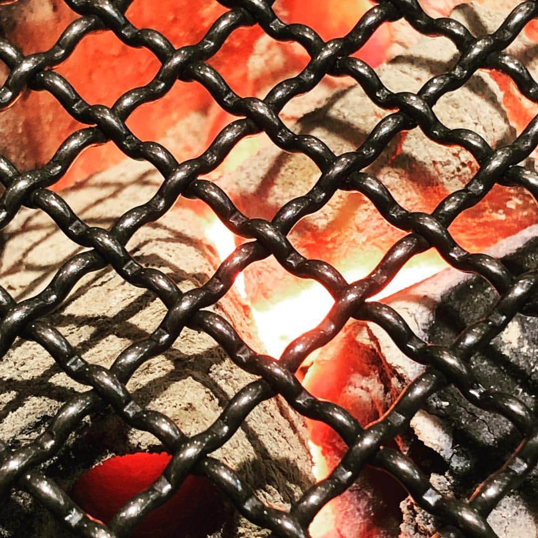 人時のインスタグラム：「肉を喰らいました。 案の定、身体は正直でして…。 しっかり焼いたんだけどなー…。 お腹痛い。。。 毎回毎回同じです。。。 ですが肉は喰らいたいです。。。」