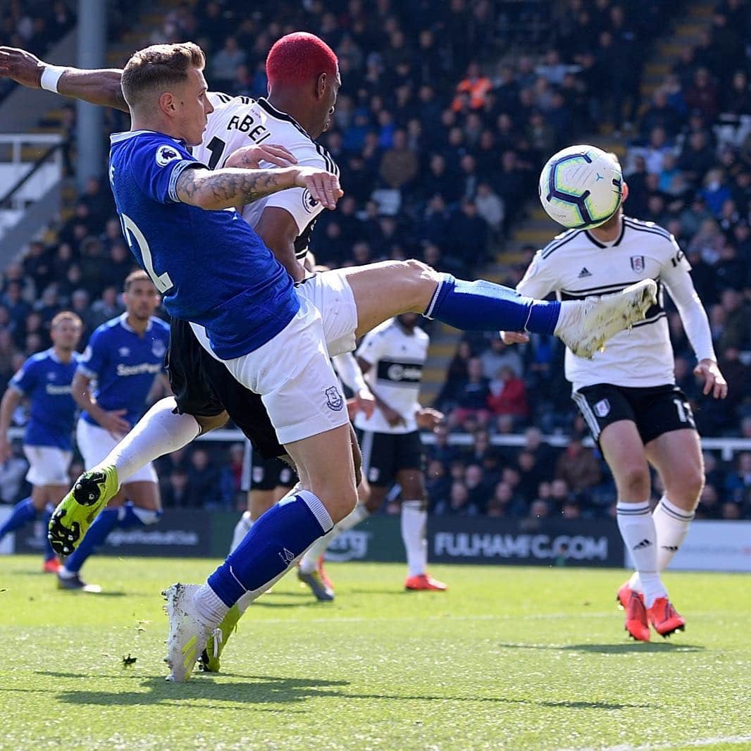 リュカ・ディニュさんのインスタグラム写真 - (リュカ・ディニュInstagram)「Now we keep fighting and work hard 💪🏻🔵 thanks for you unconditional support 😍🔵 #efc #football #nevergiveup」4月14日 21時27分 - lucasdigne