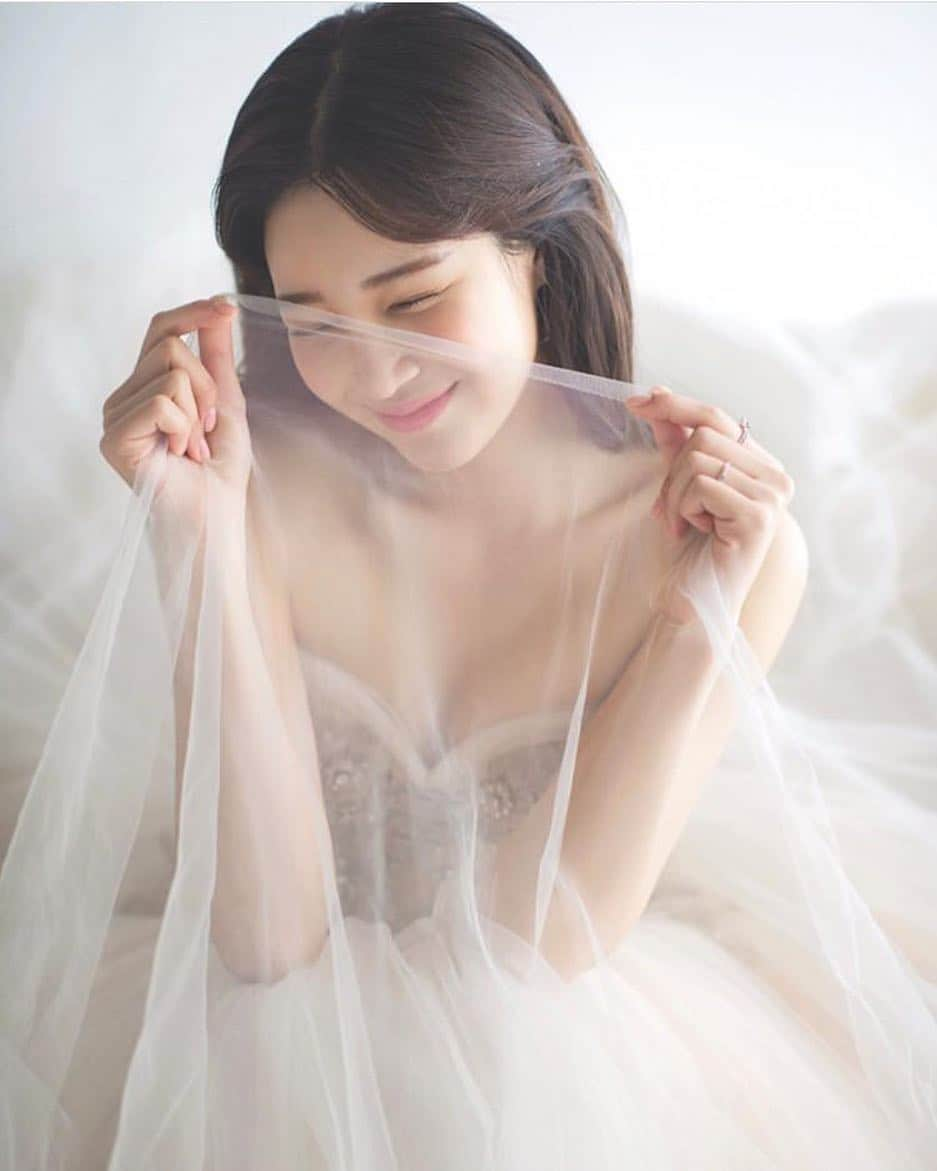 プレ花嫁の結婚式準備サイト marry【マリー】さんのインスタグラム写真 - (プレ花嫁の結婚式準備サイト marry【マリー】Instagram)「❁ ウェディングドレスの チュールを顔の前に持っていって、 照れたように微笑む花嫁さんの #ソロショット がとっても素敵👰🏻❤️✨ * 珍しくって可愛い、 まるで写真集の一ページのような ウェディングフォトです💎 * 前撮りや挙式前に、 ぜひ撮ってもらってください💒💭 * photo by @sss_ayoung #プレ花嫁#卒花#卒花嫁#ウェディングドレス#ウェディングフォト#チュールドレス#お座りショット#お支度ショット#2019春婚#2019夏婚#2019秋婚#2019冬婚#2020春婚#2020夏婚#2020秋婚#2020冬婚#結婚式準備#プロポーズ#婚約#marryxoxo」4月14日 21時29分 - marryxoxo_wd